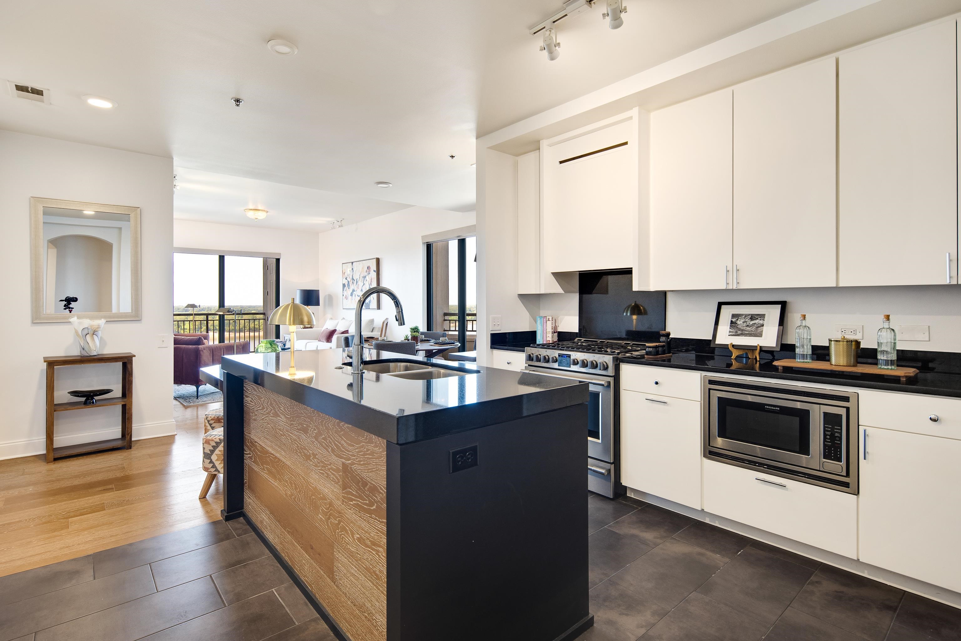 717 RIVERSIDE DR Unit: 909