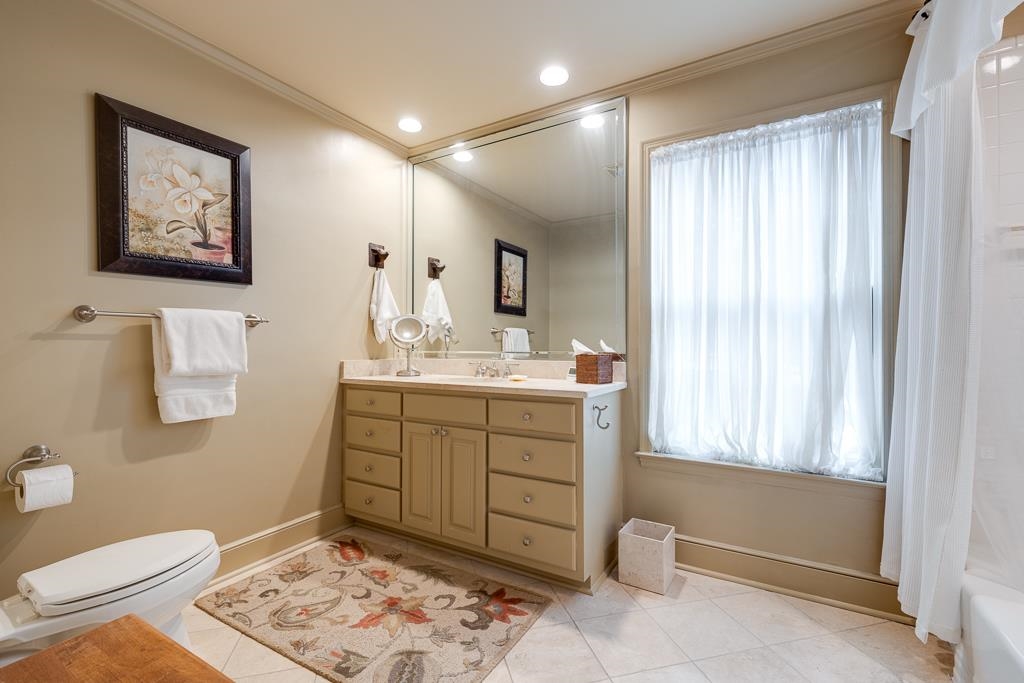 176 E CHICKASAW PKY
