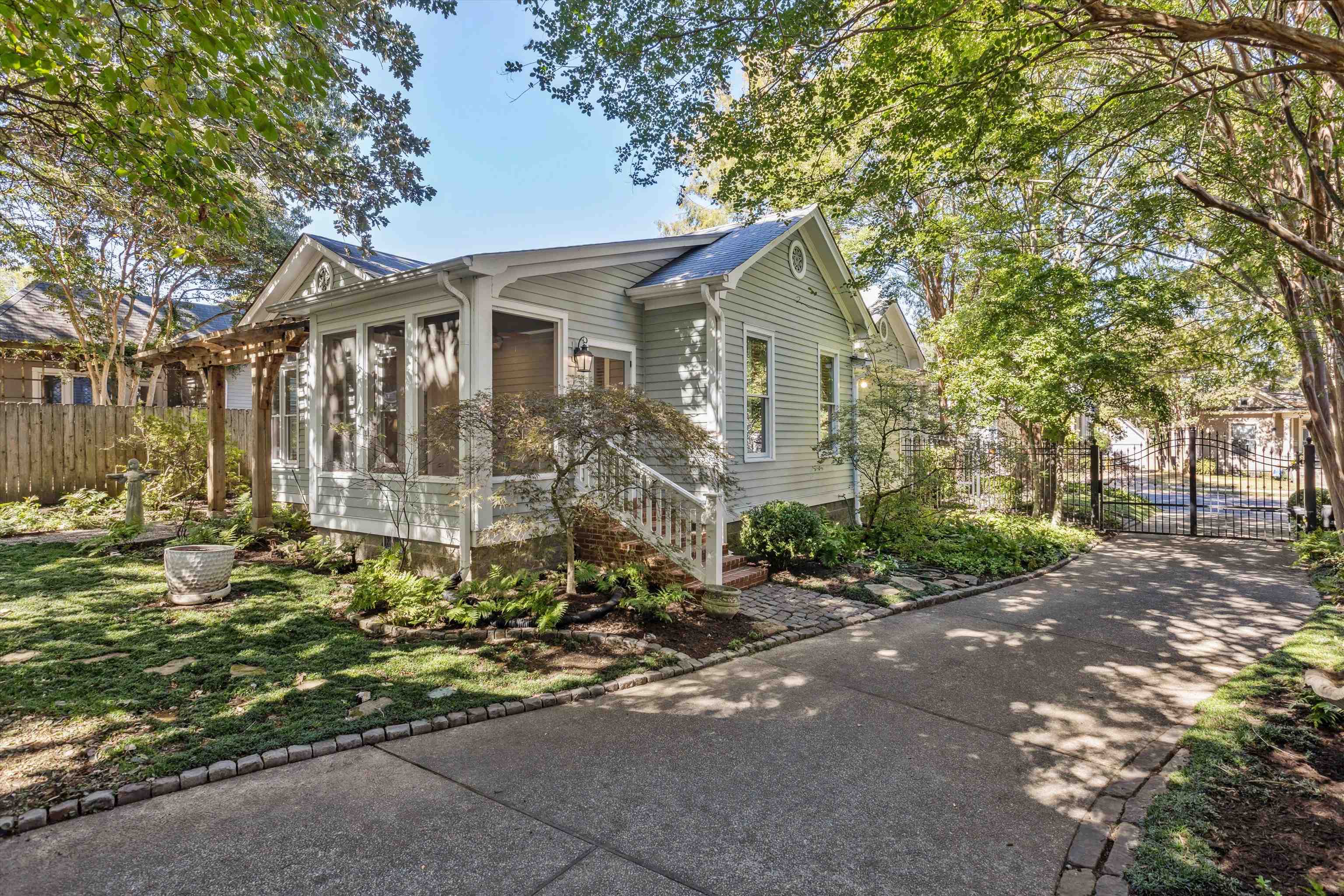 2027 LINDEN AVE