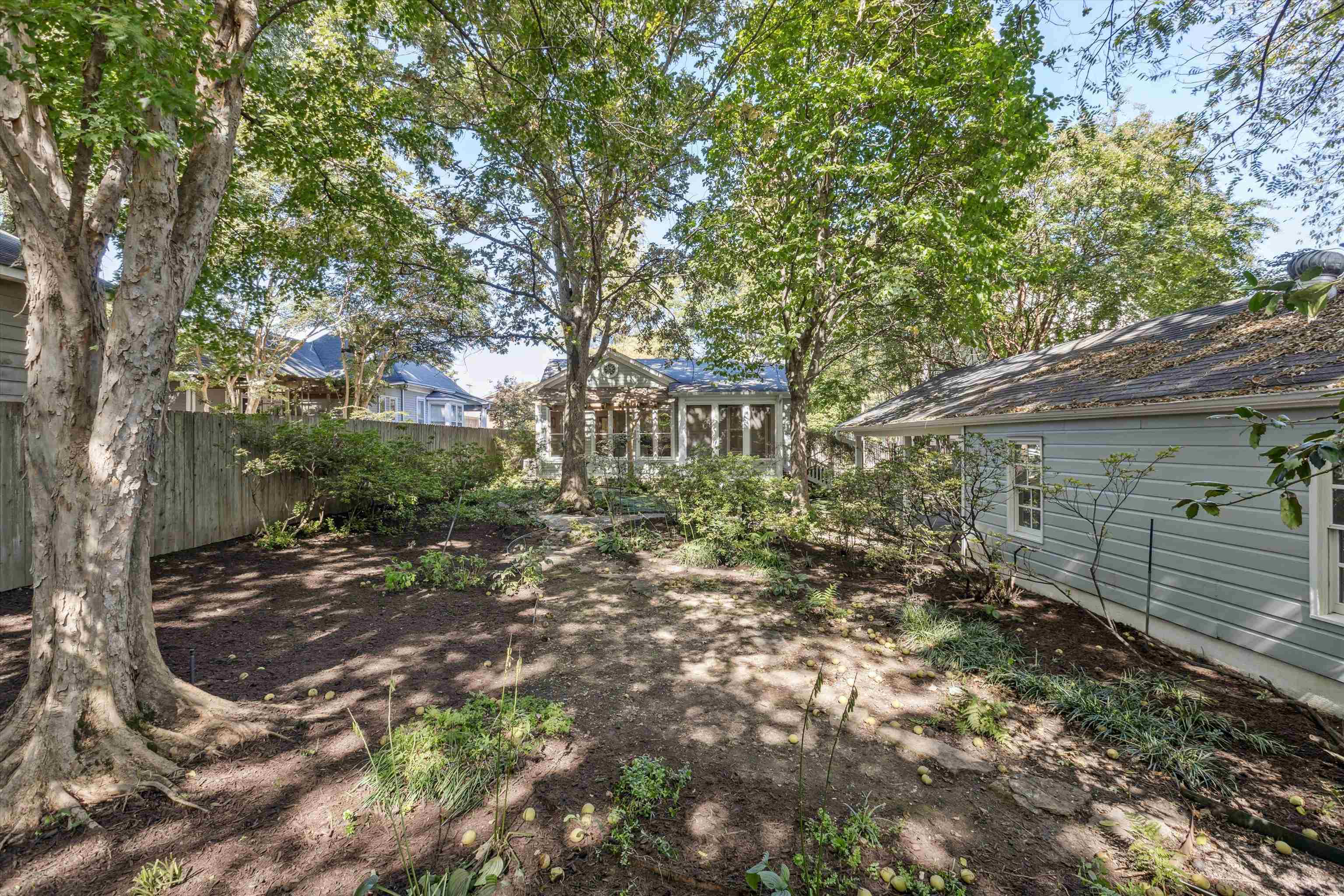 2027 LINDEN AVE