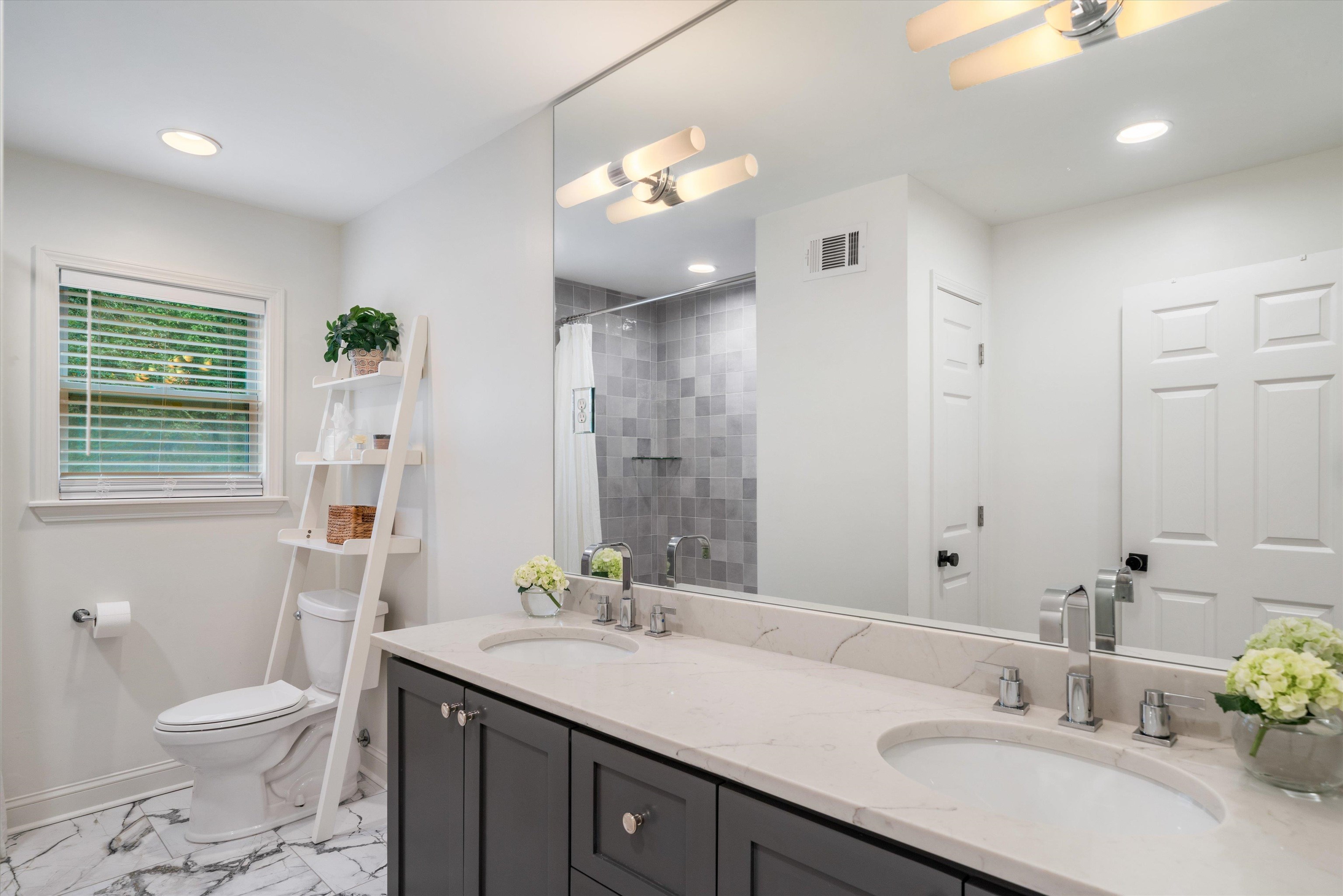 1426 E ROLLING OAKS DR