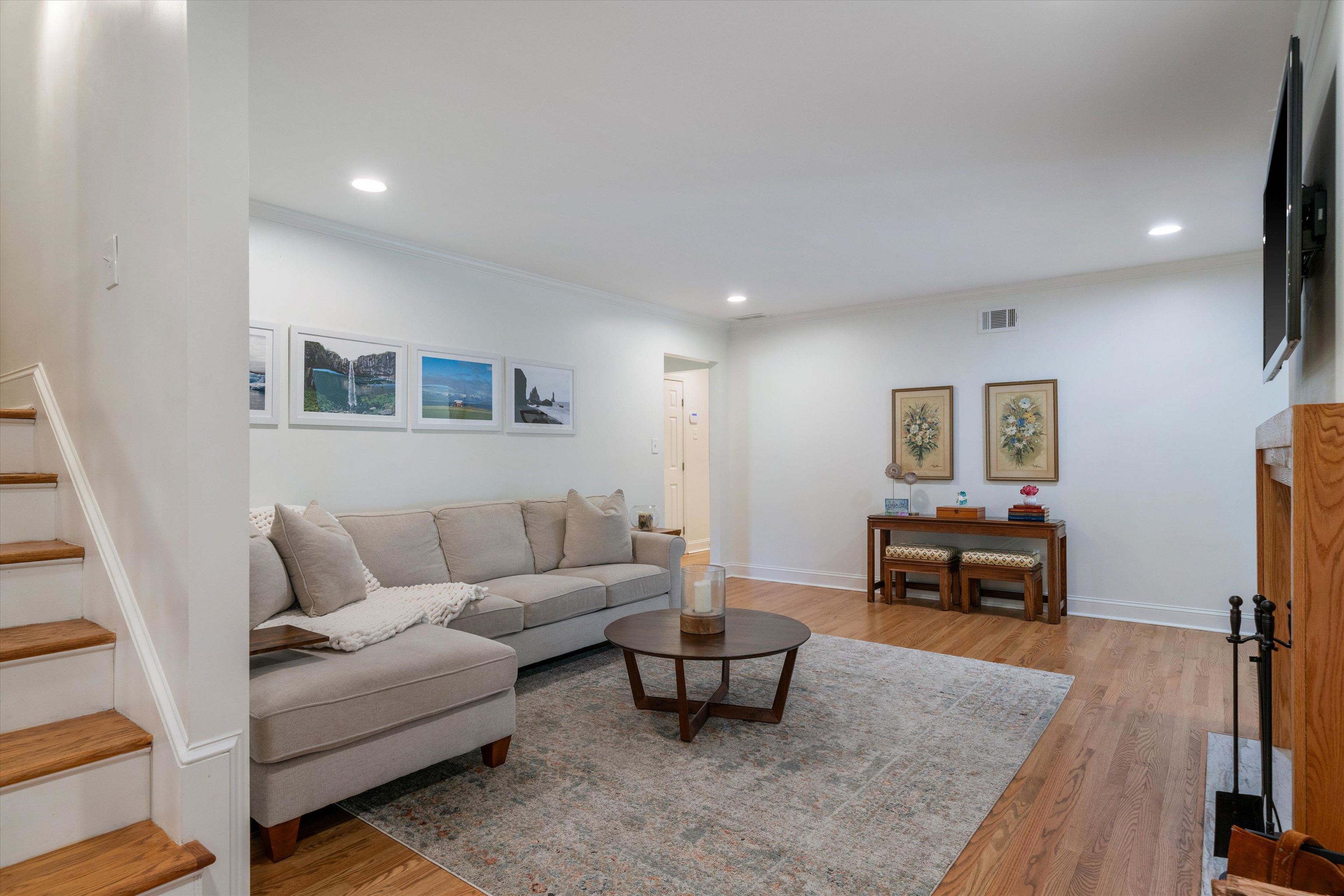1426 E ROLLING OAKS DR