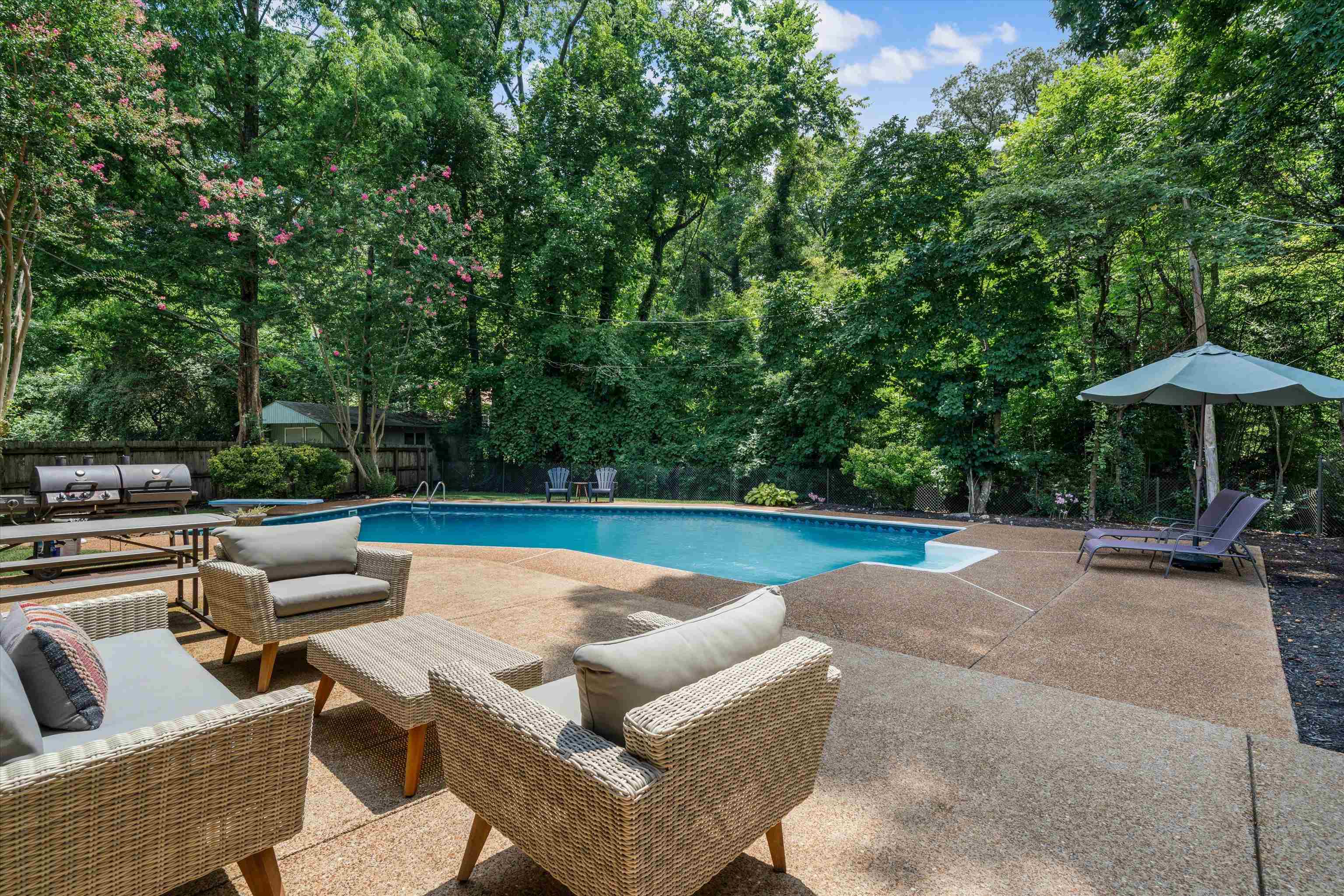 1426 E ROLLING OAKS DR