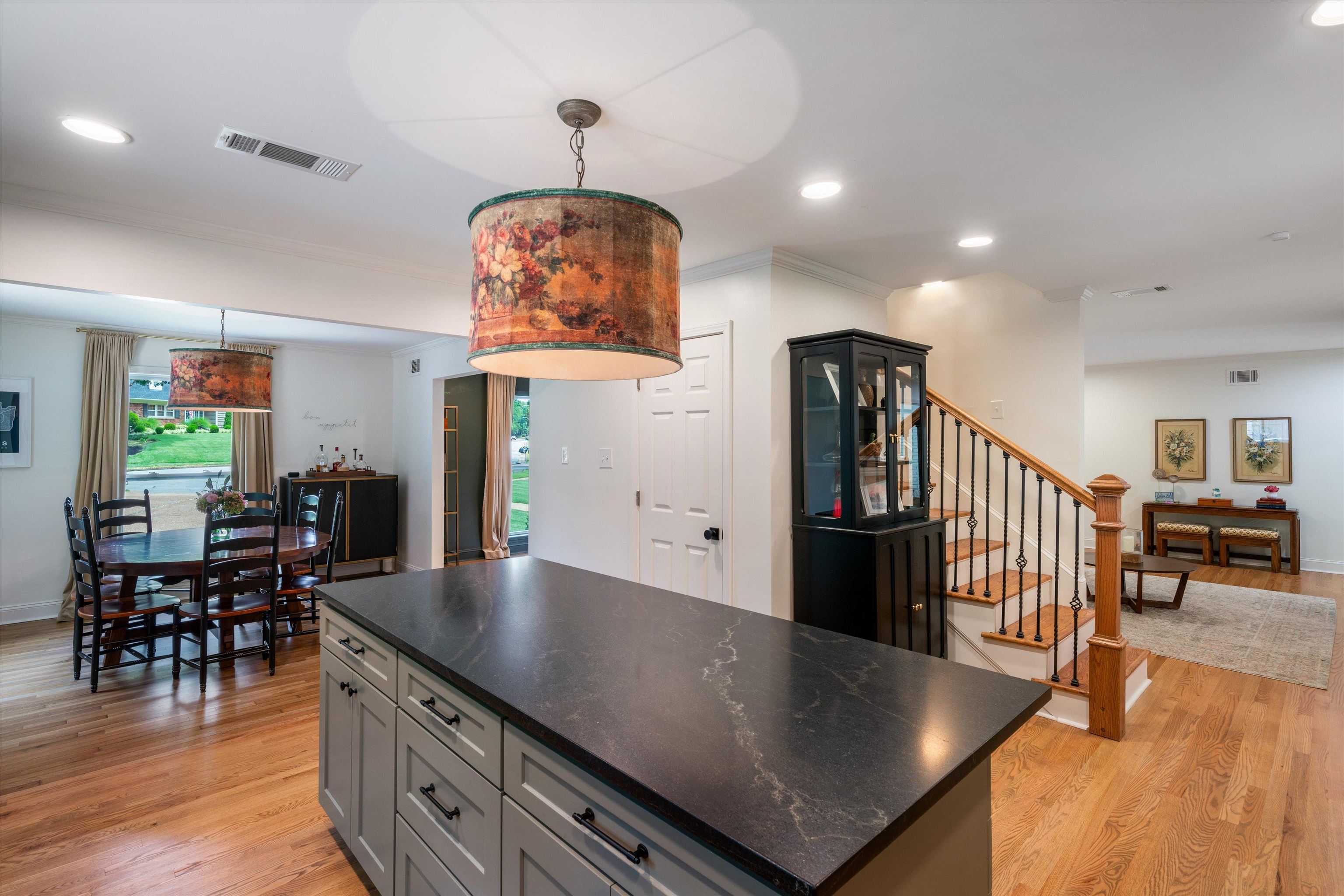 1426 E ROLLING OAKS DR