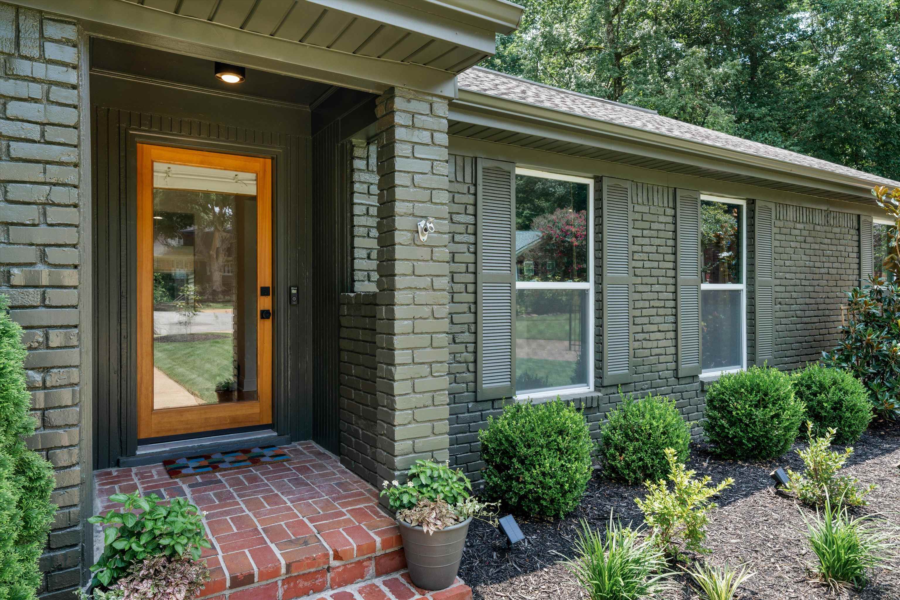 1426 E ROLLING OAKS DR