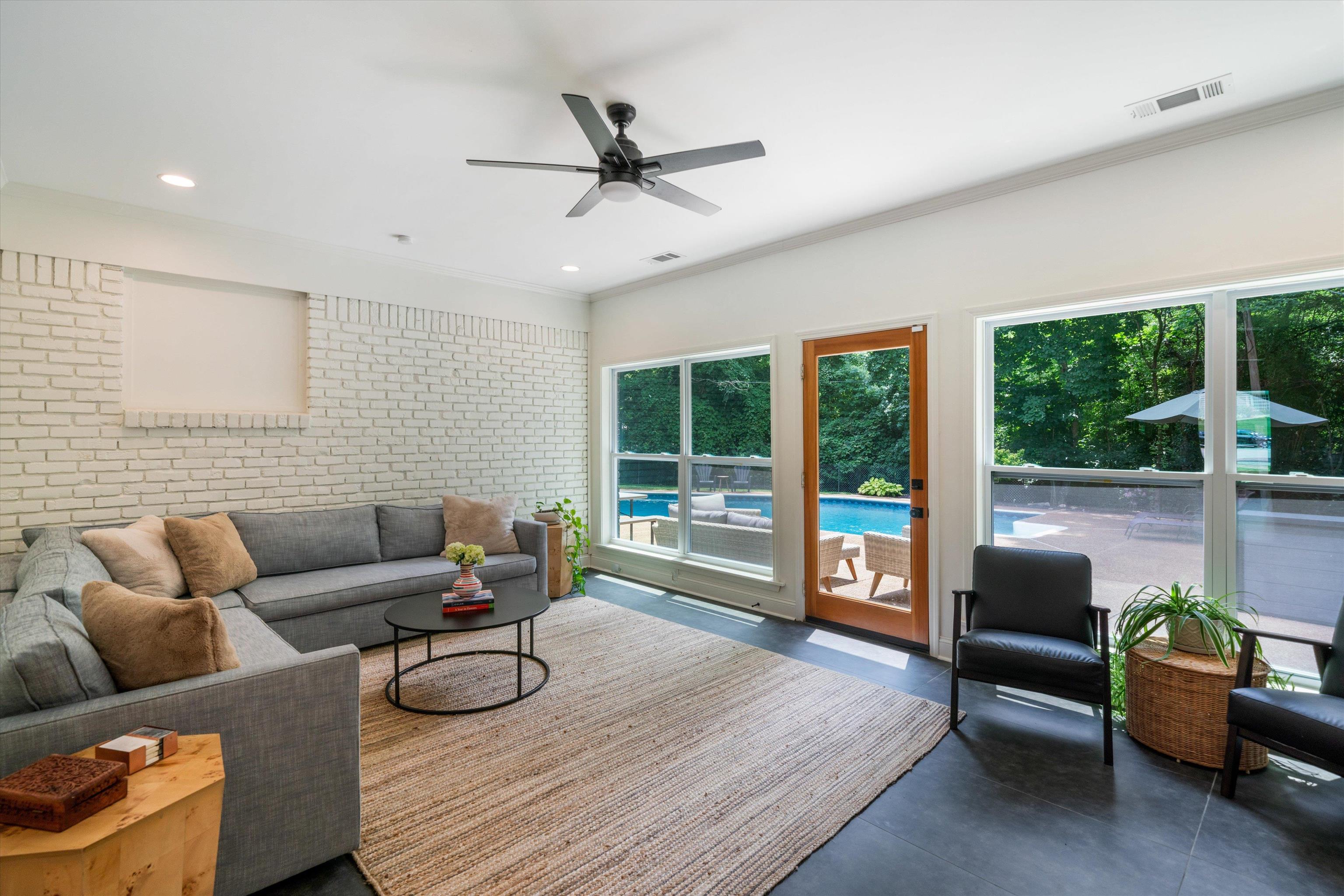 1426 E ROLLING OAKS DR