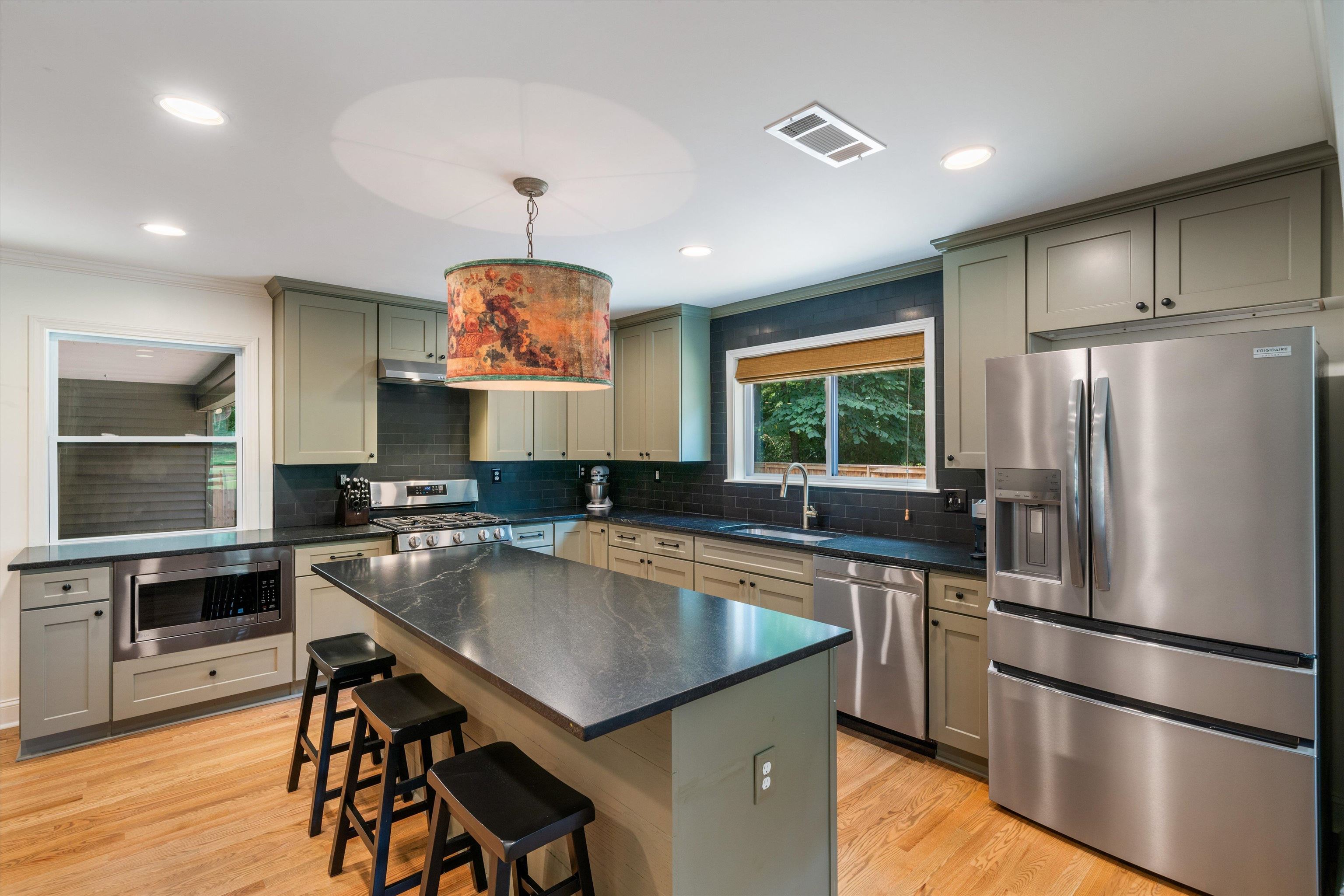 1426 E ROLLING OAKS DR