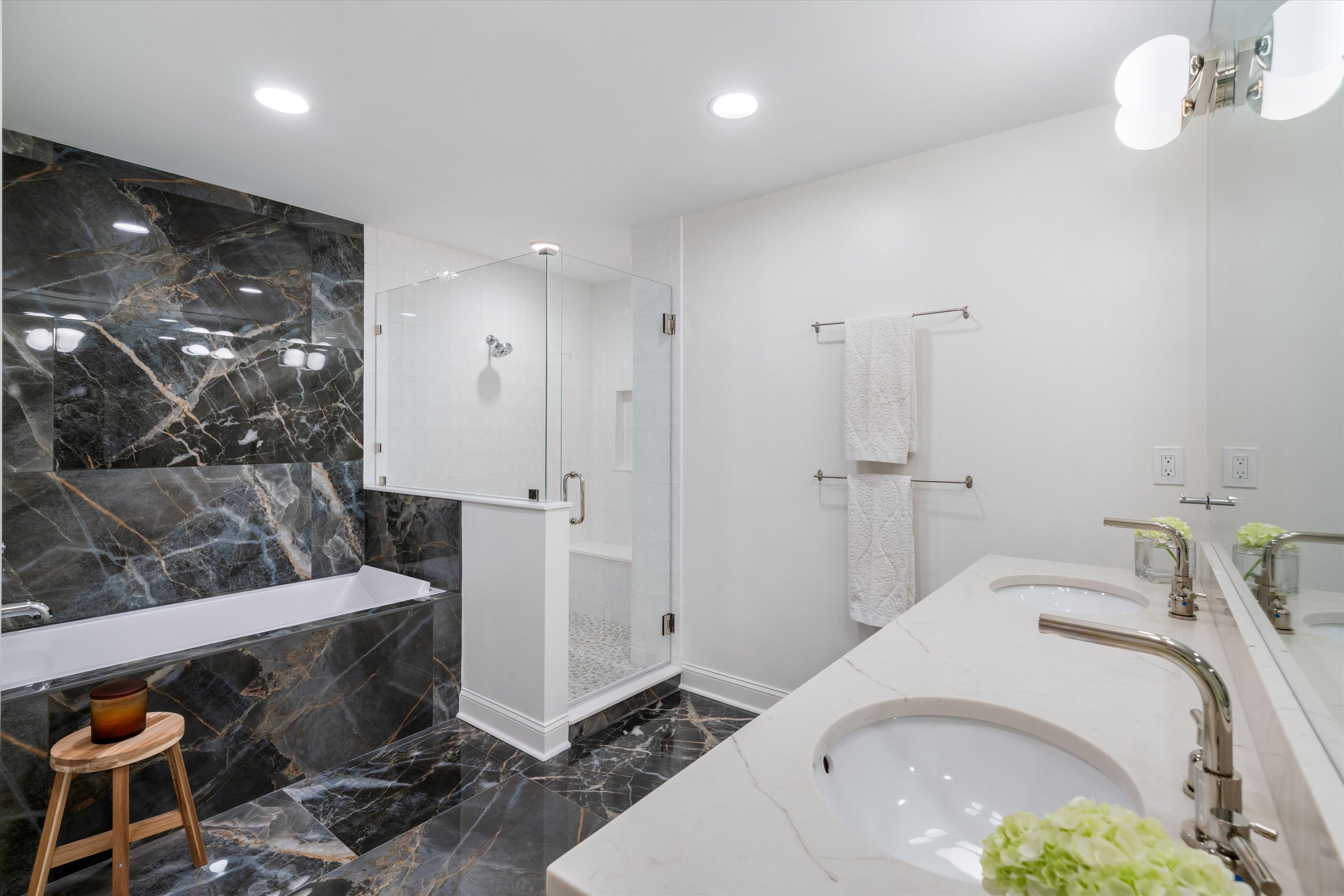 1426 E ROLLING OAKS DR