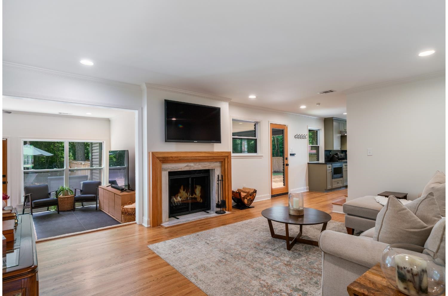 1426 E ROLLING OAKS DR