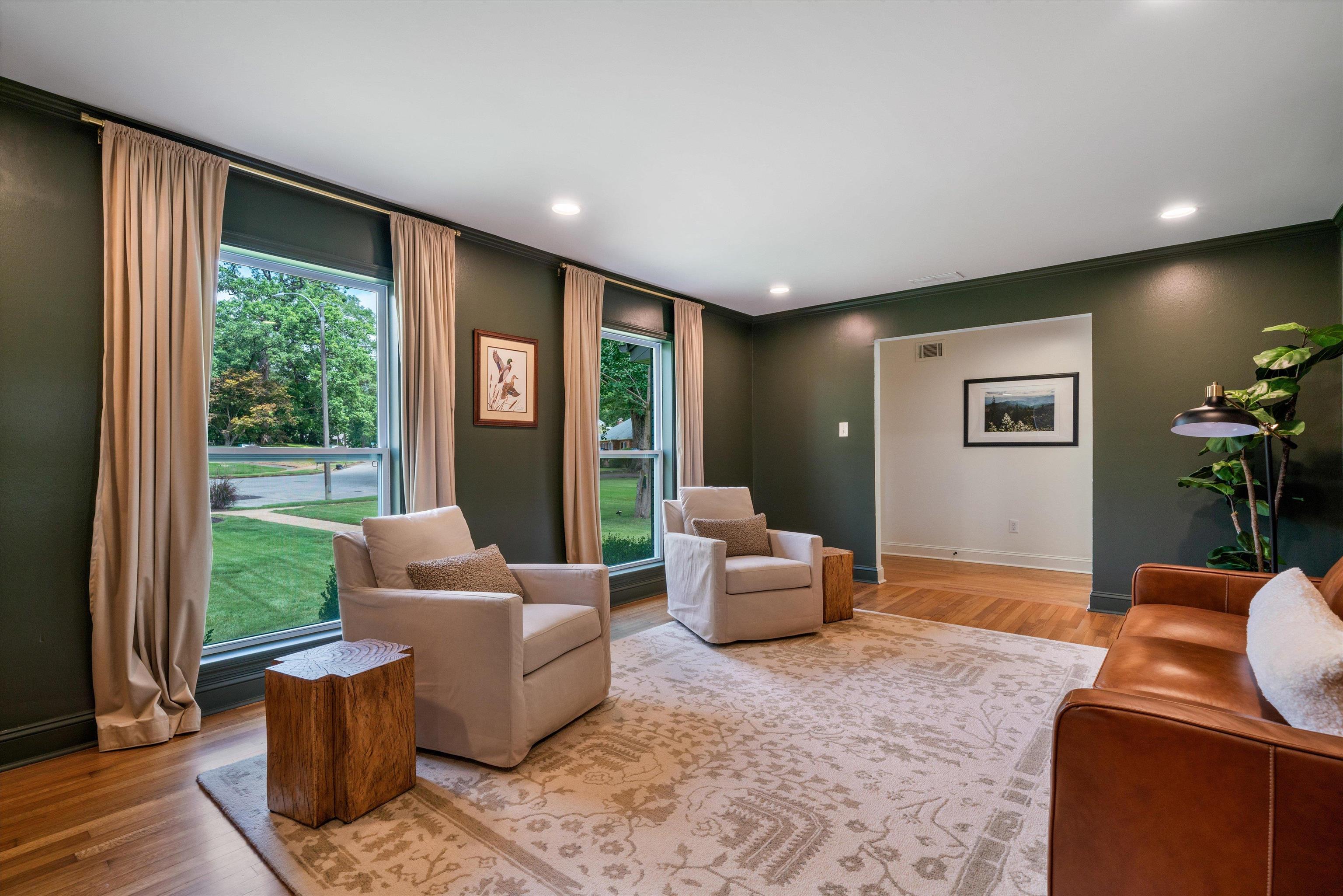 1426 E ROLLING OAKS DR