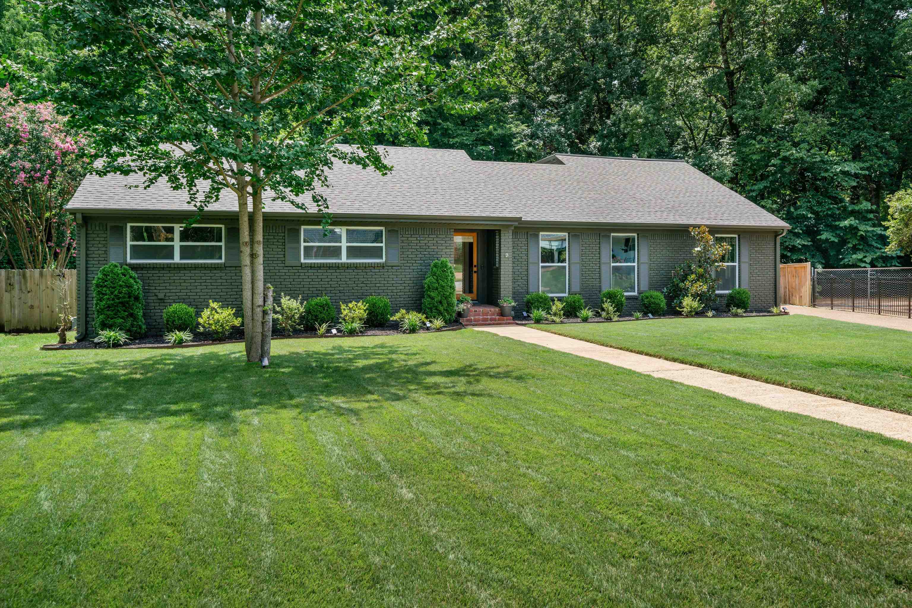 1426 E ROLLING OAKS DR