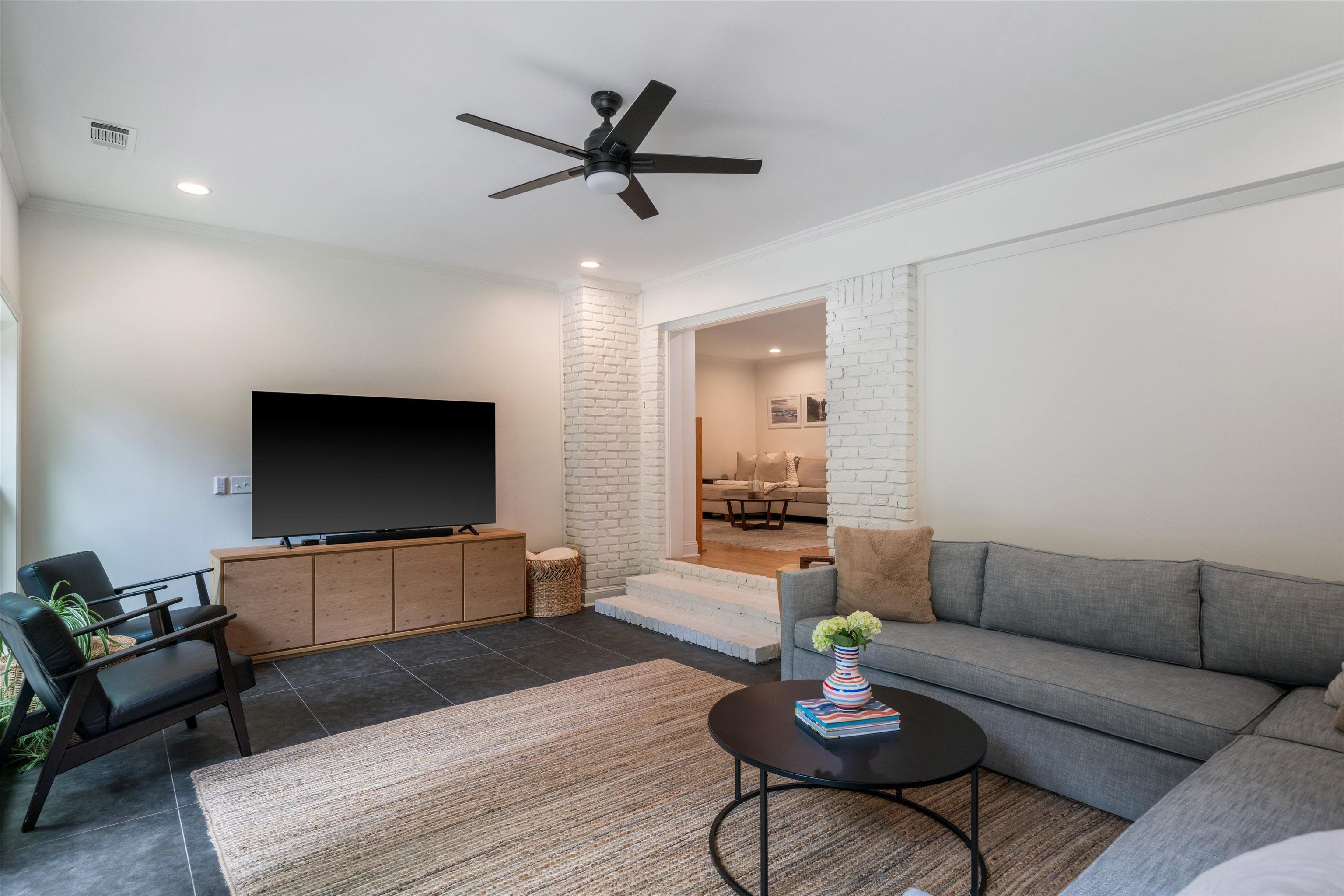 1426 E ROLLING OAKS DR