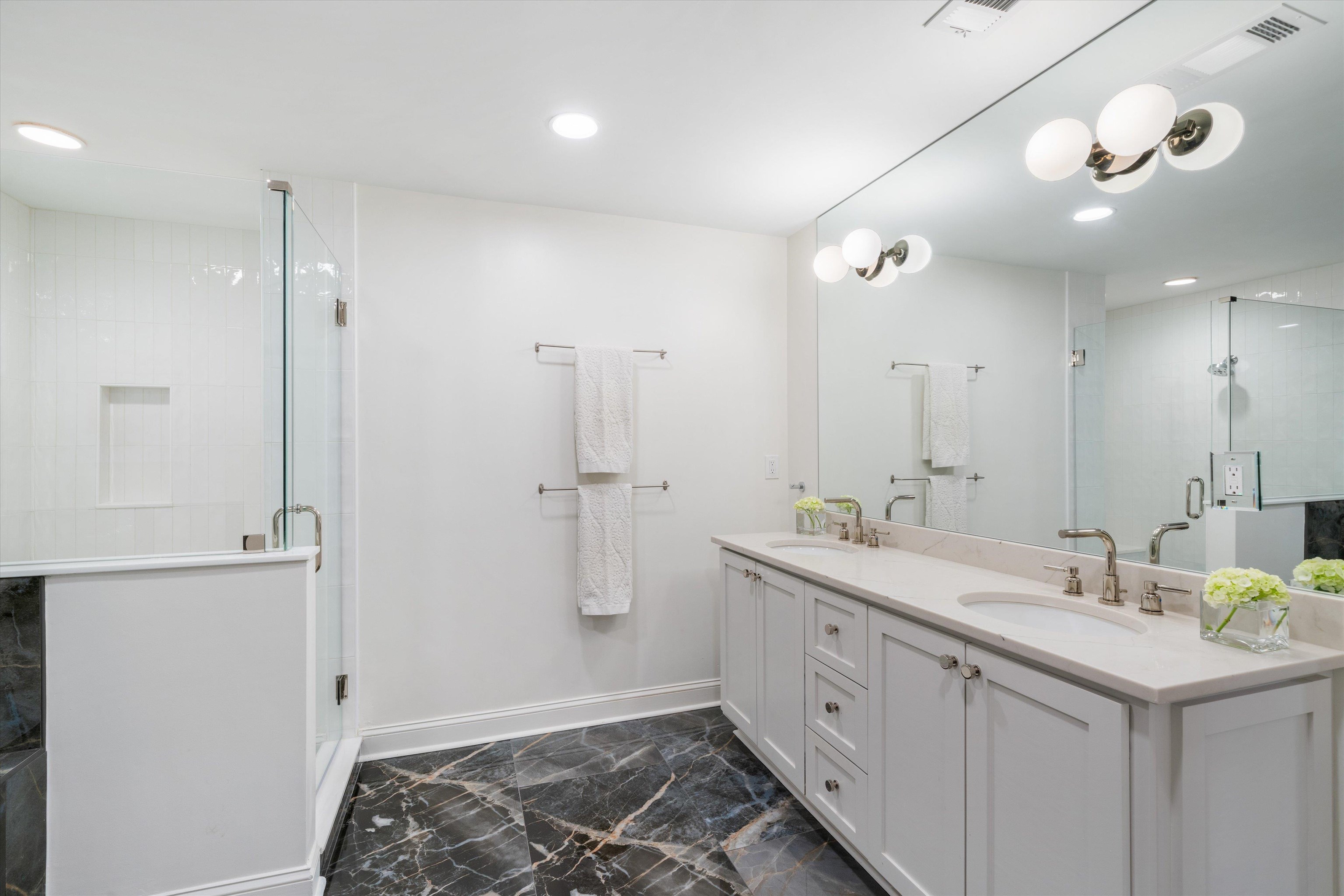 1426 E ROLLING OAKS DR