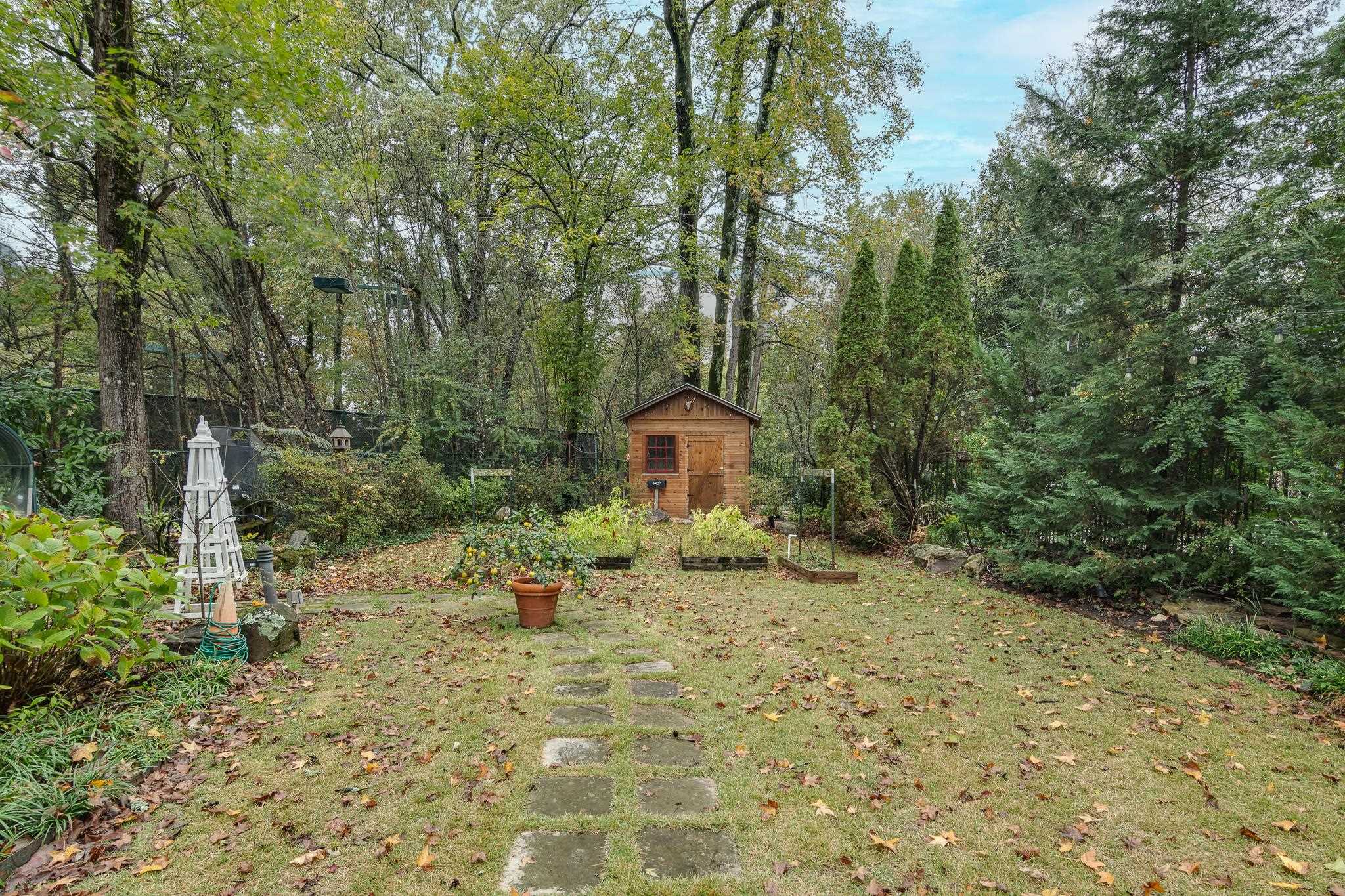 6062 WOOD WAY DR