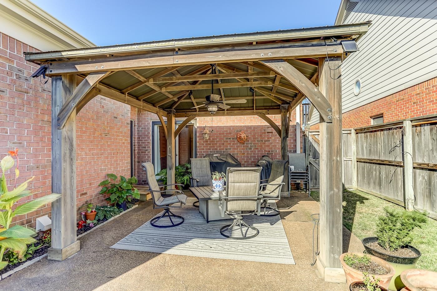 1429 WOLF BEND RD