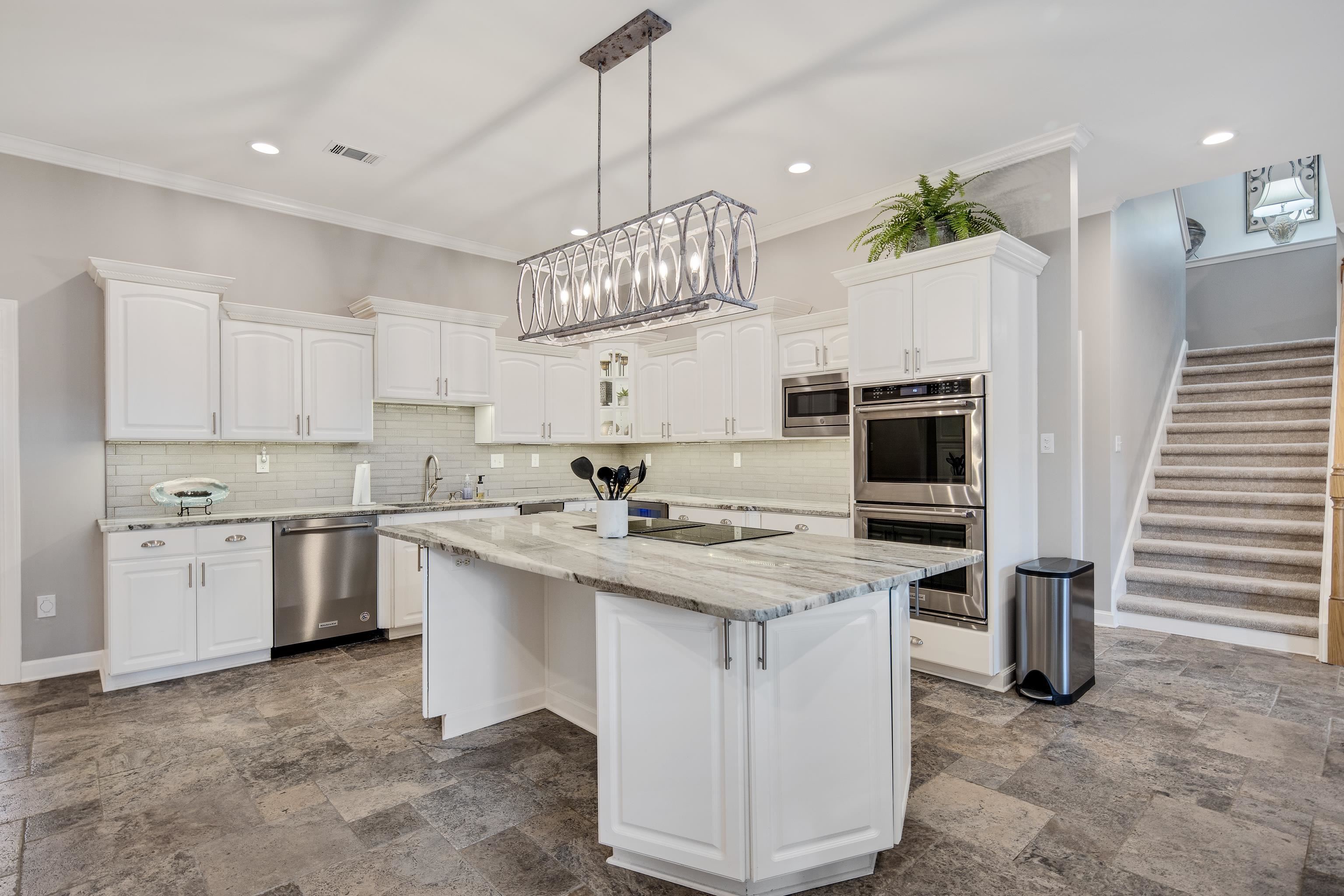 9279 INGLESIDE FARM RD S