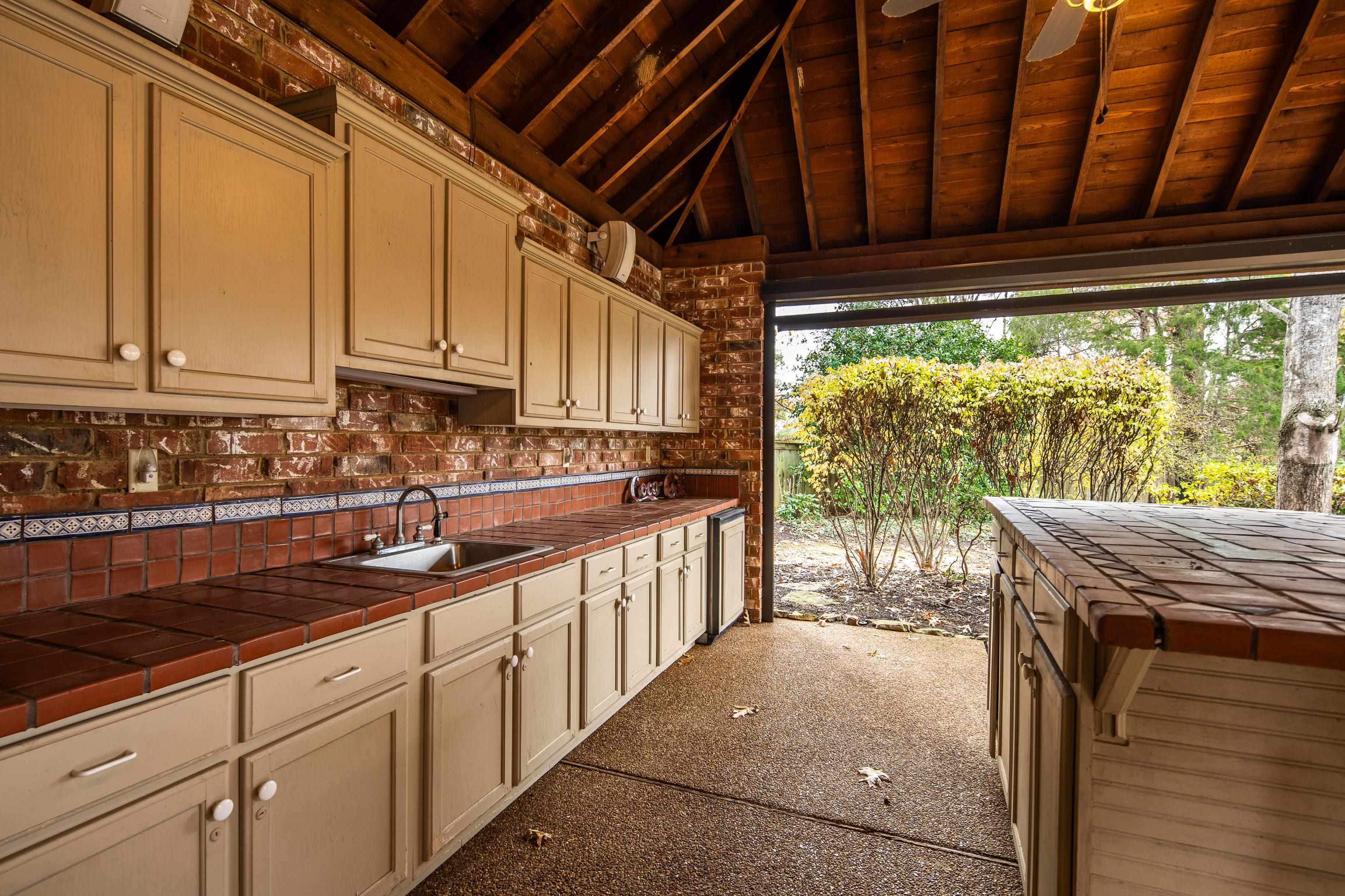 9279 INGLESIDE FARM RD S