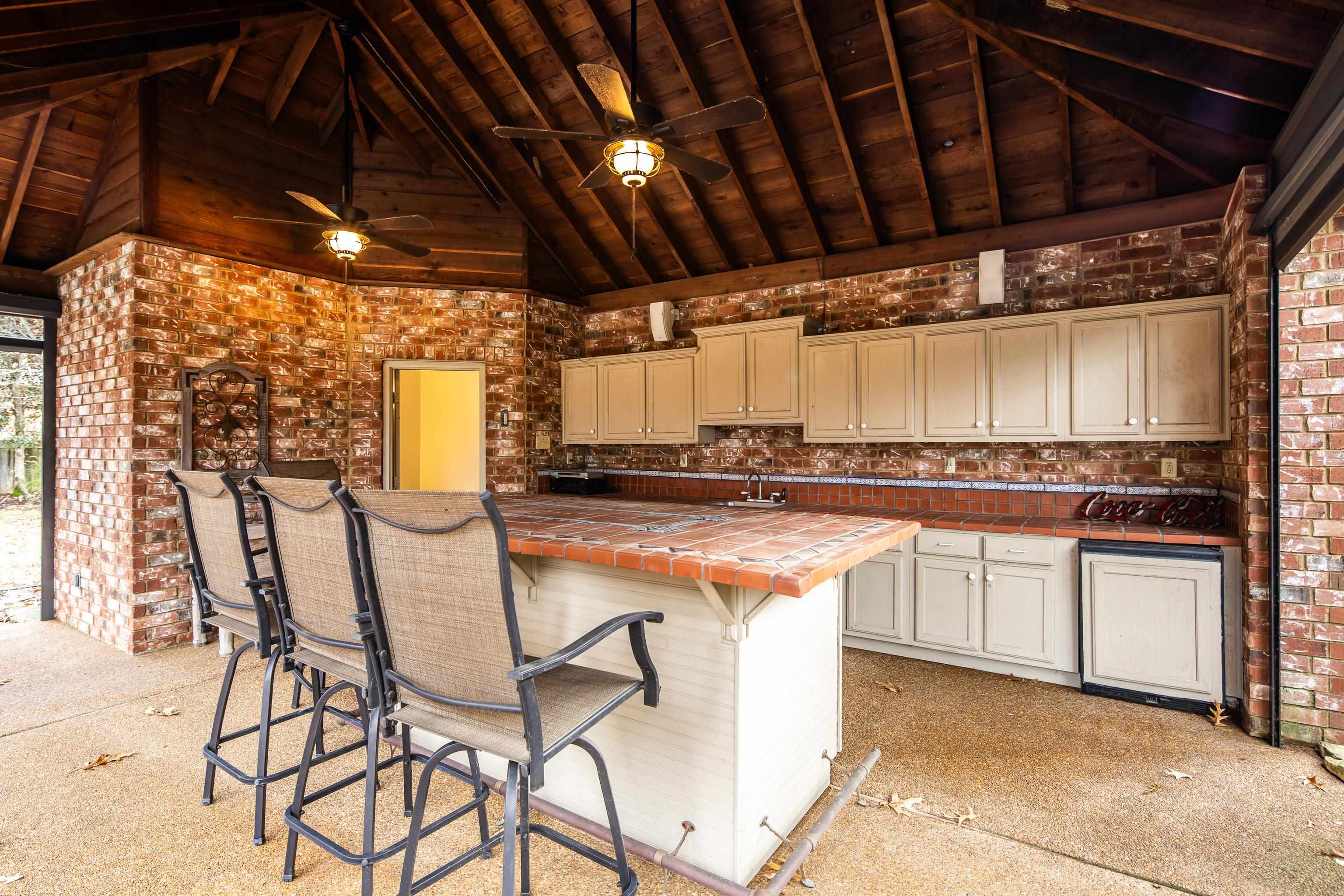 9279 INGLESIDE FARM RD S