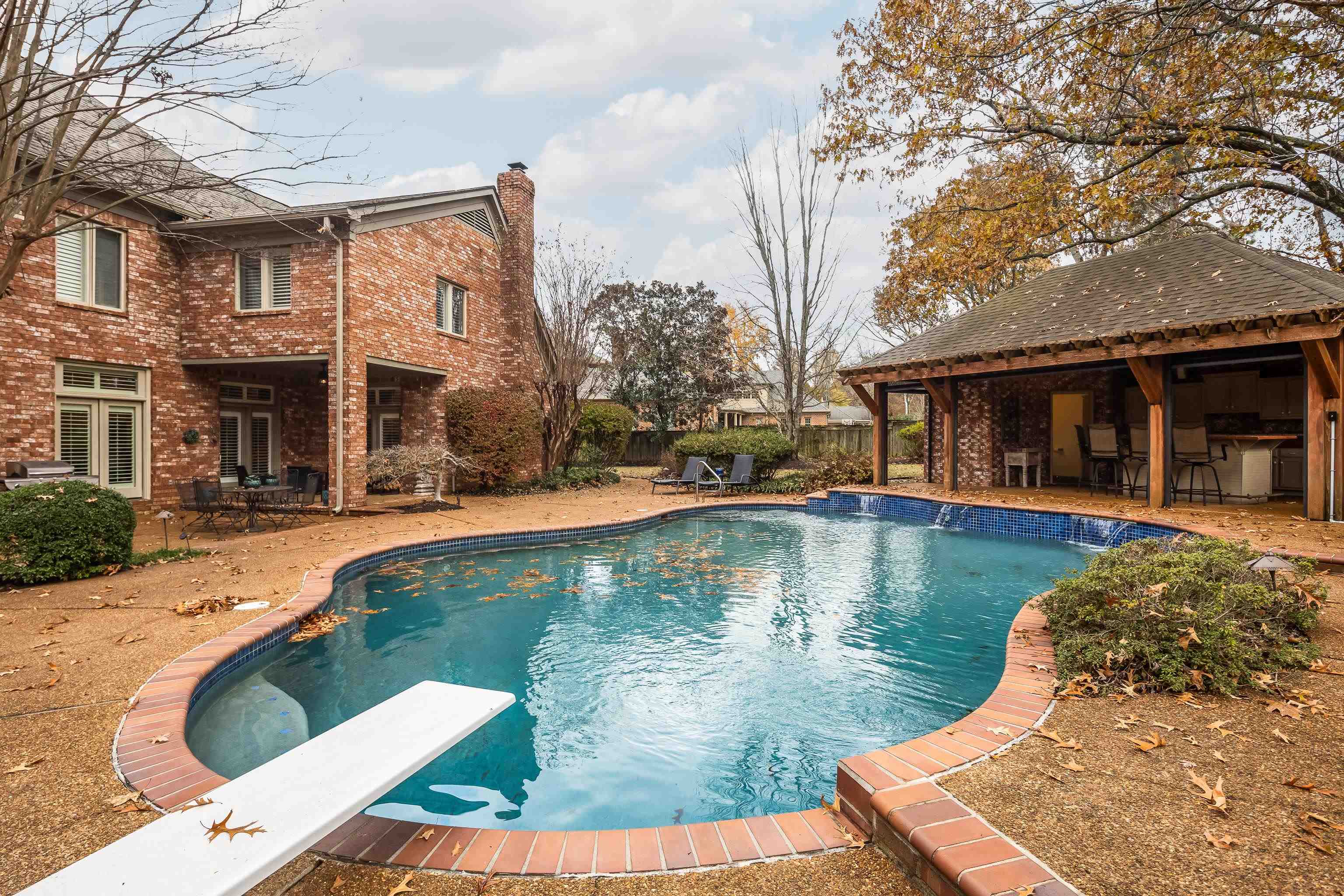 9279 INGLESIDE FARM RD S