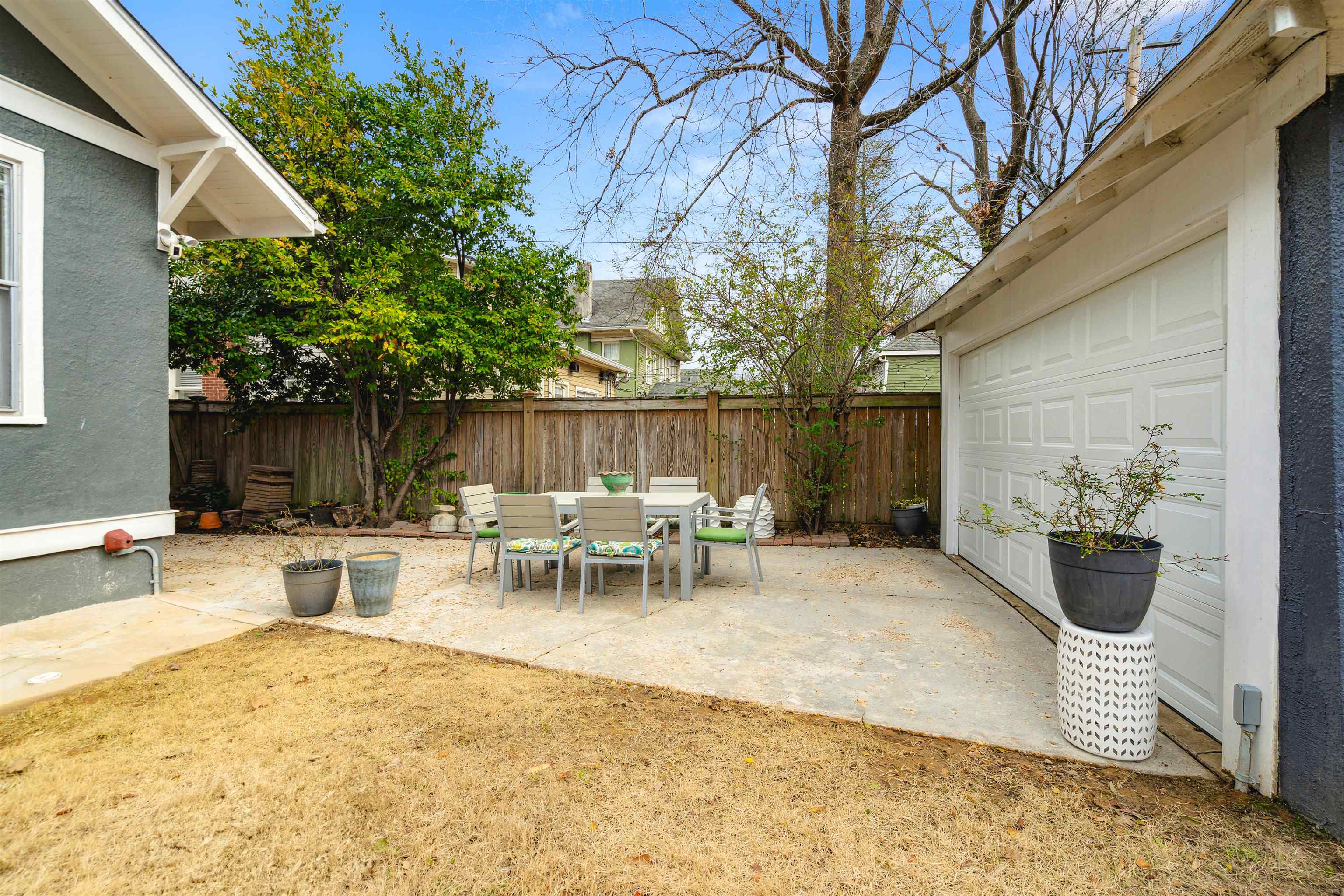 1621 CARR AVE