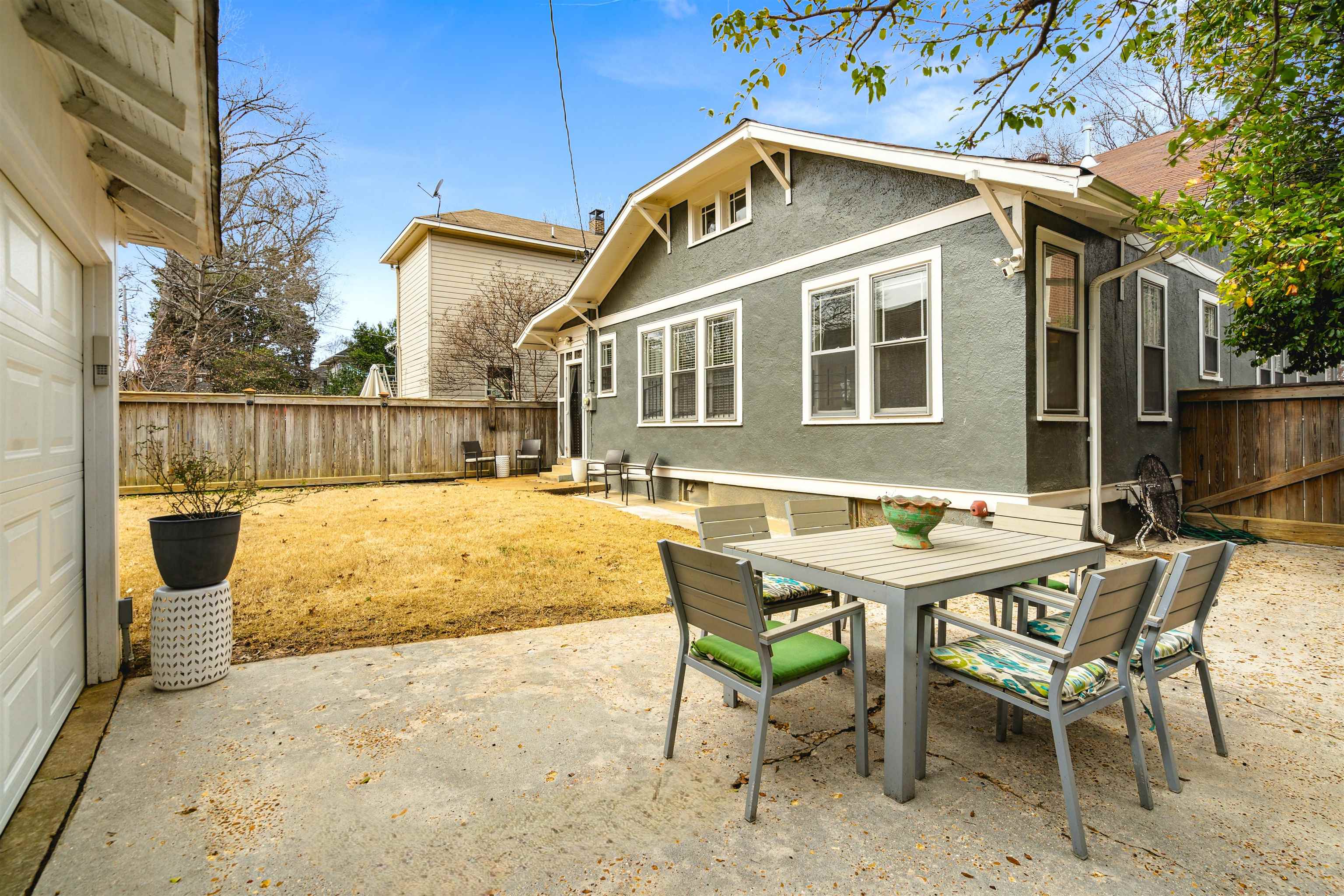 1621 CARR AVE