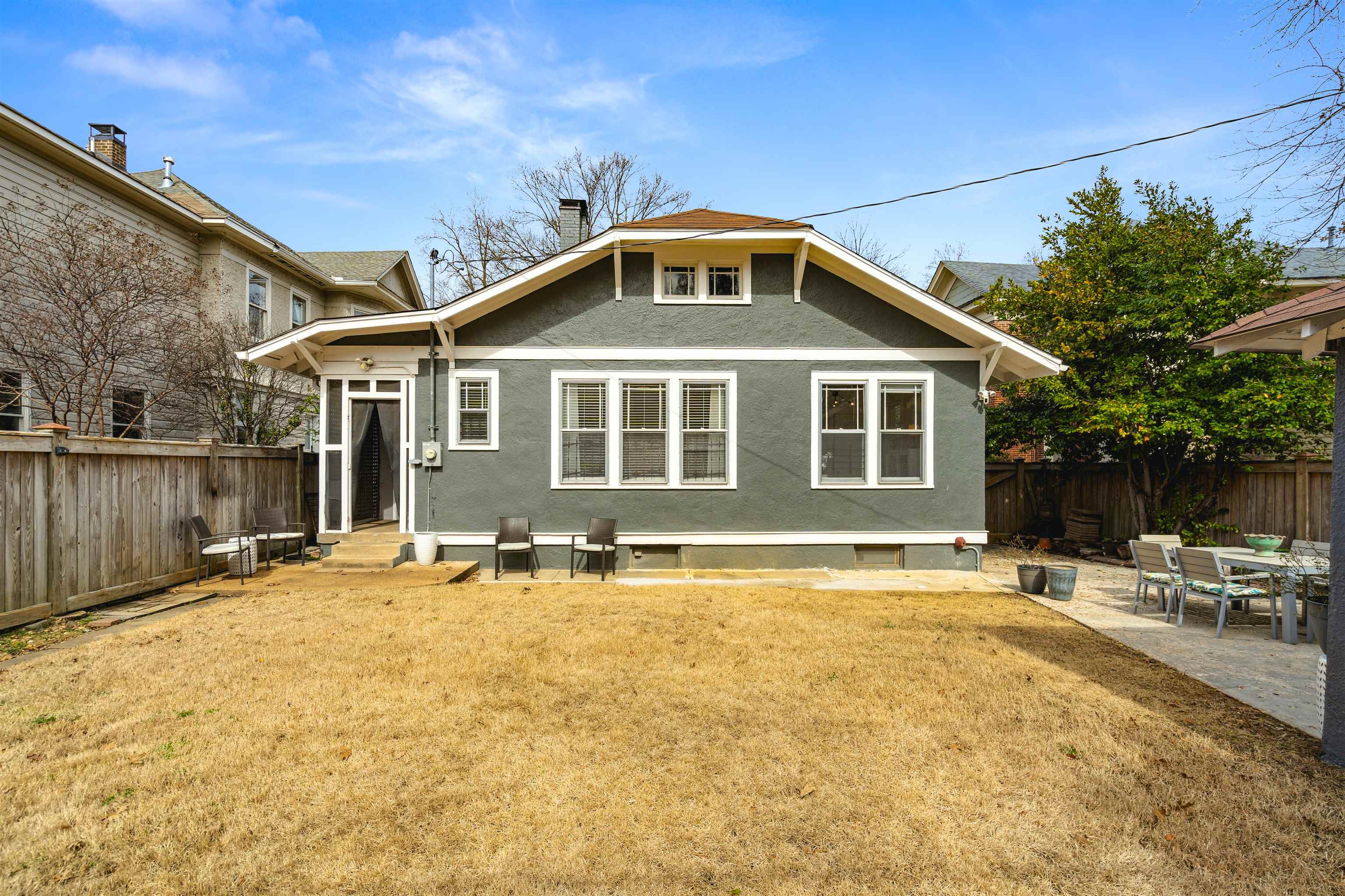 1621 CARR AVE