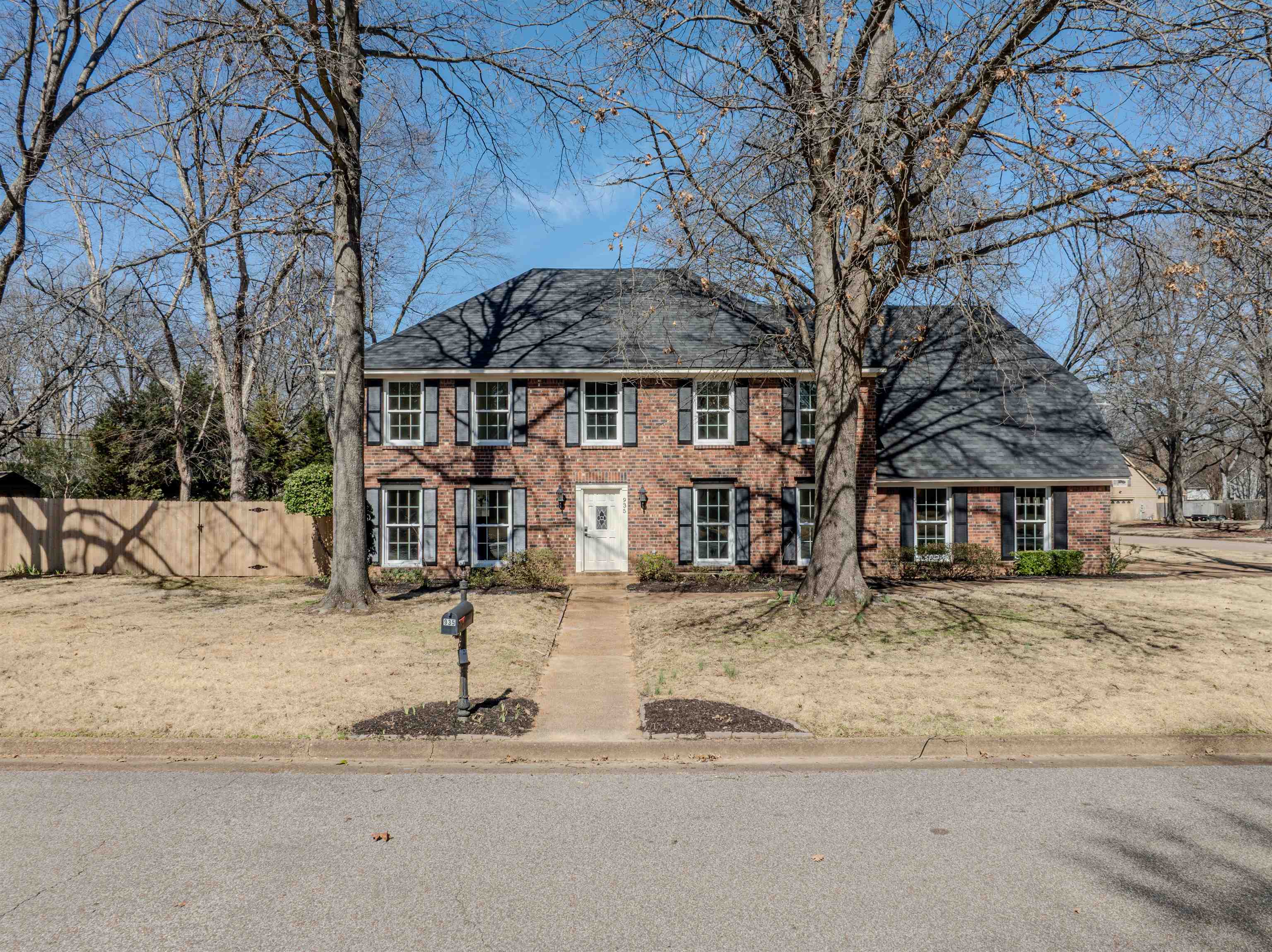 935 WINLEAF DR