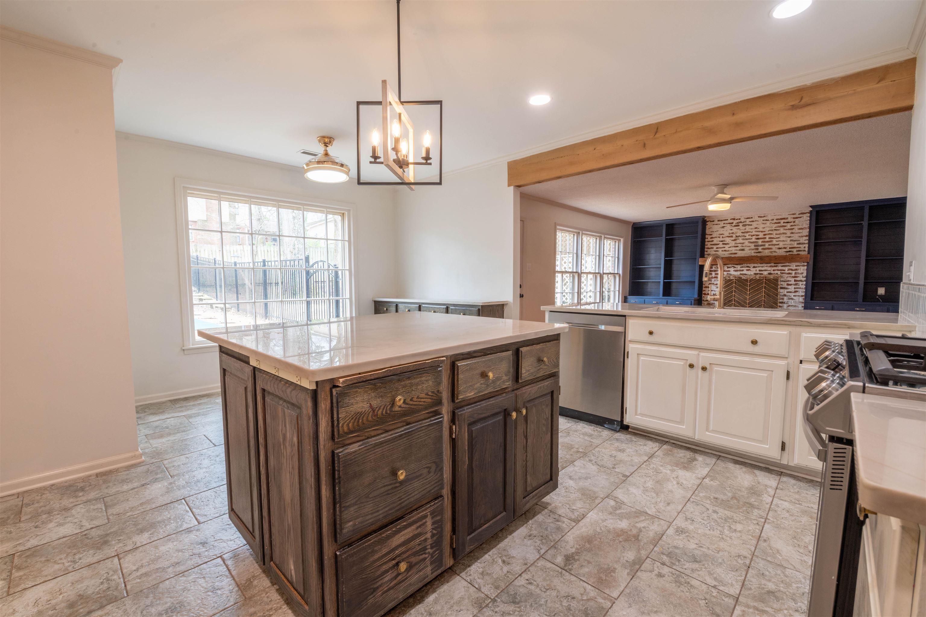 2018 WOODGATE DR