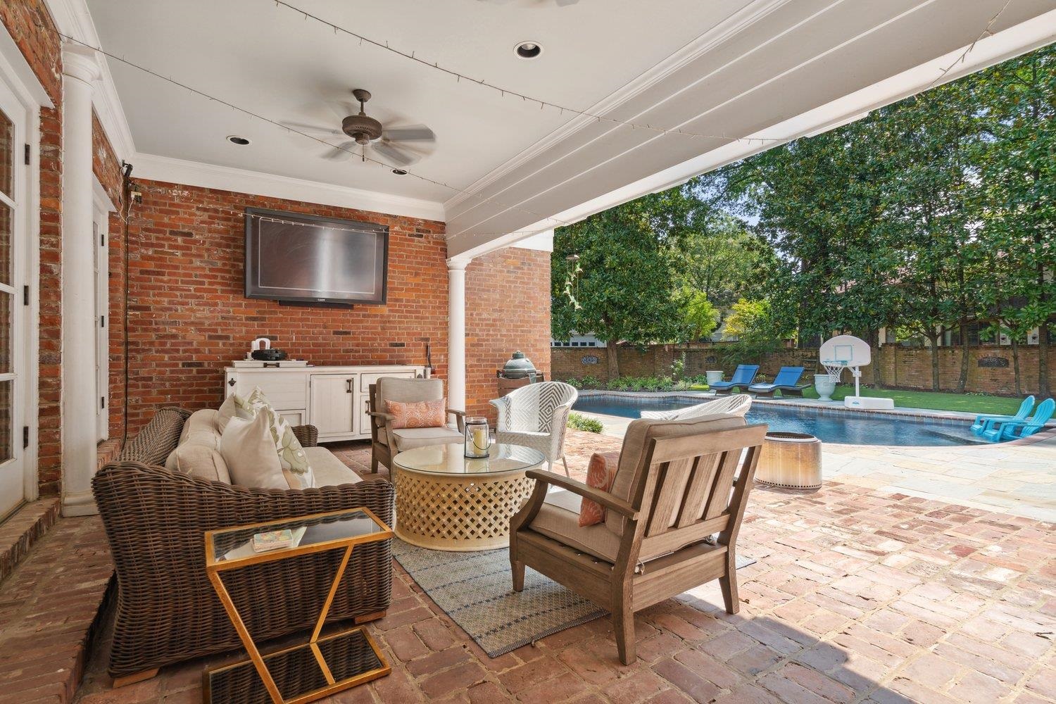 268 E CHICKASAW PKY