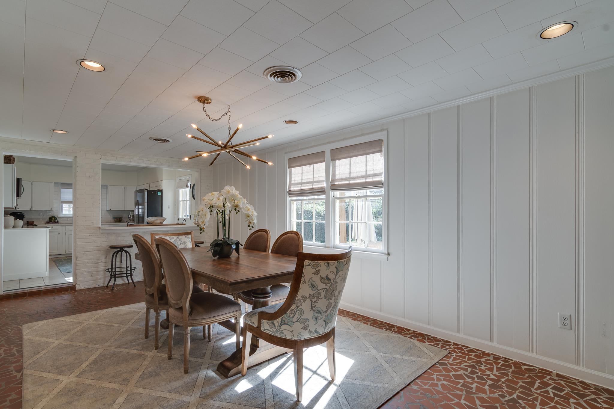 337 N WHITE STATION RD