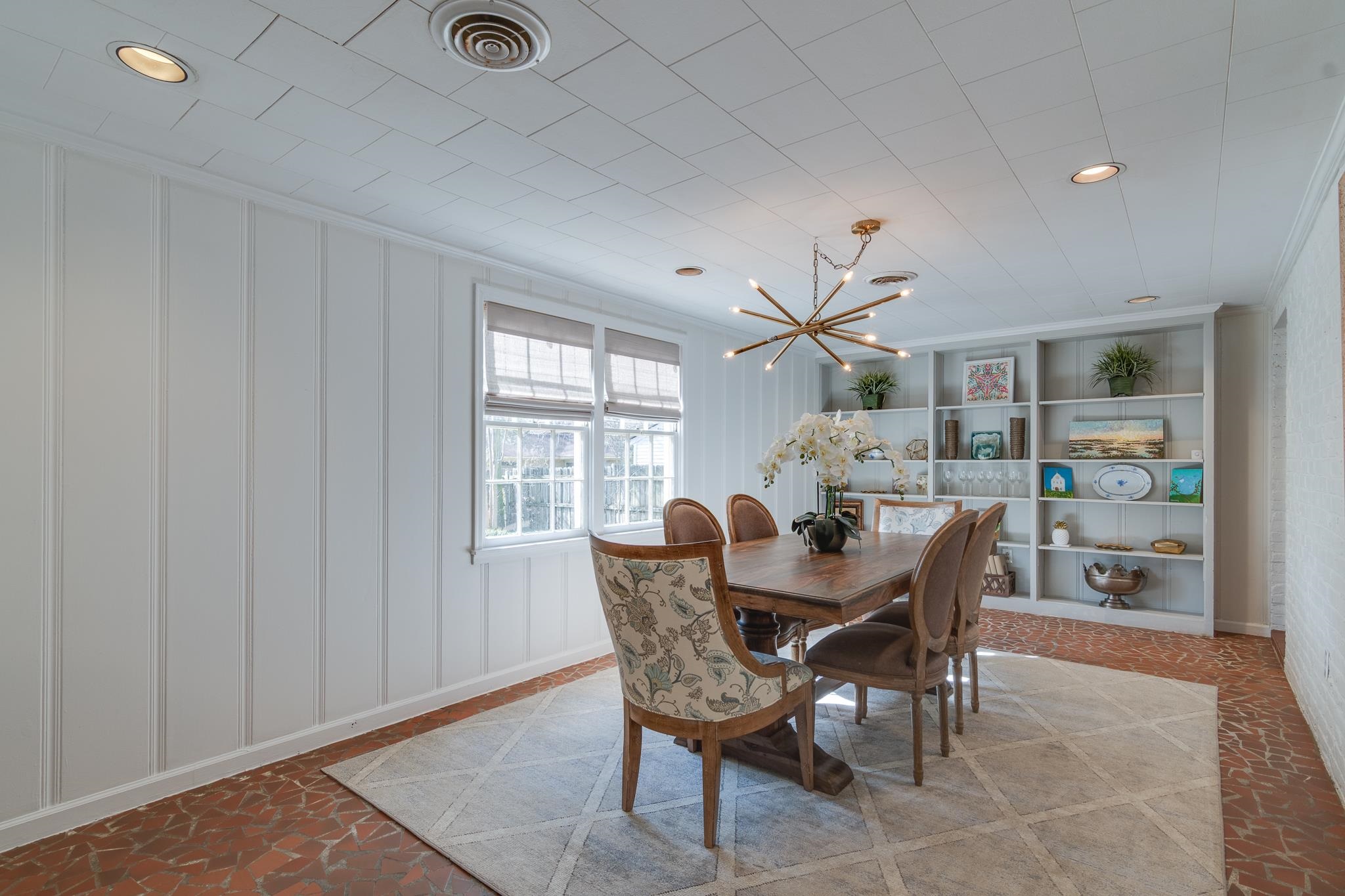 337 N WHITE STATION RD