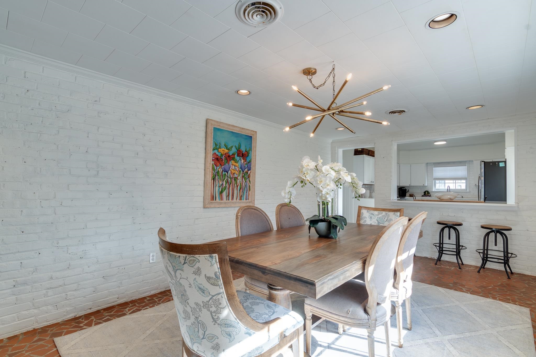 337 N WHITE STATION RD