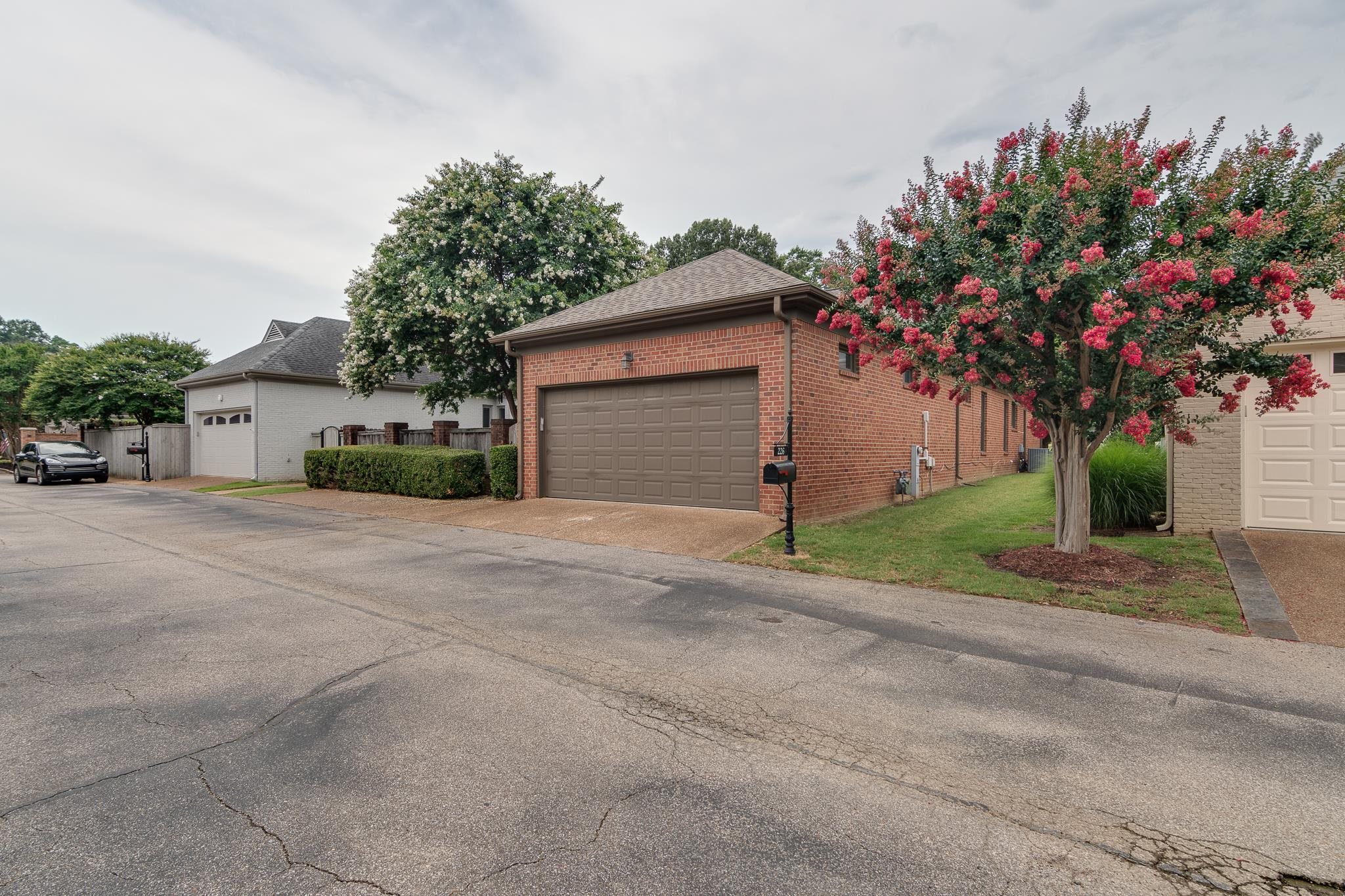 226 N WHITE STATION RD