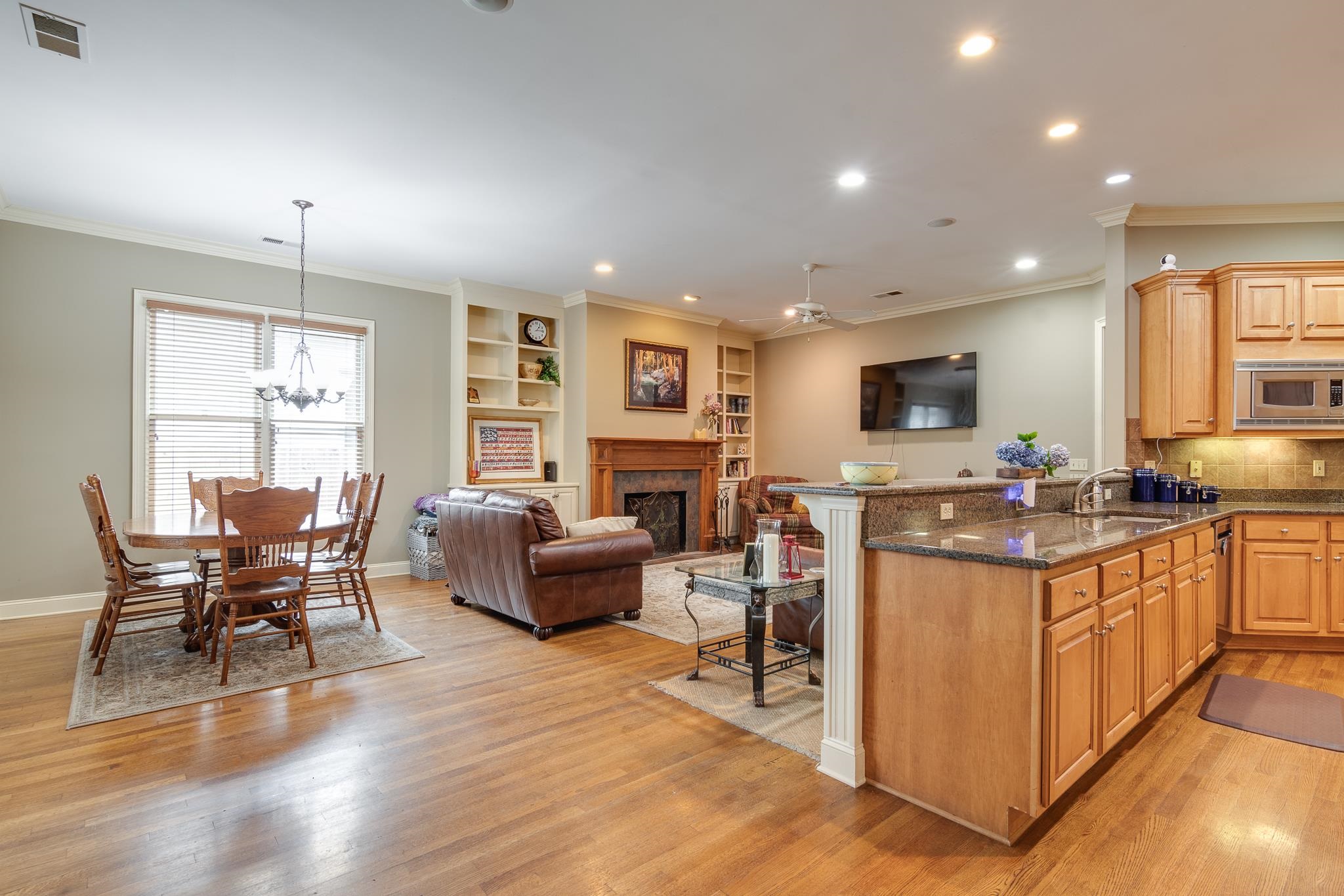 226 N WHITE STATION RD