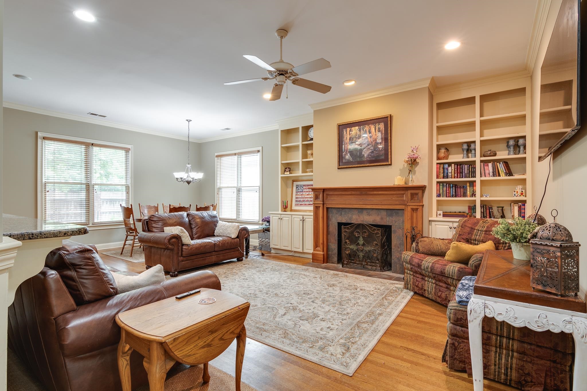 226 N WHITE STATION RD