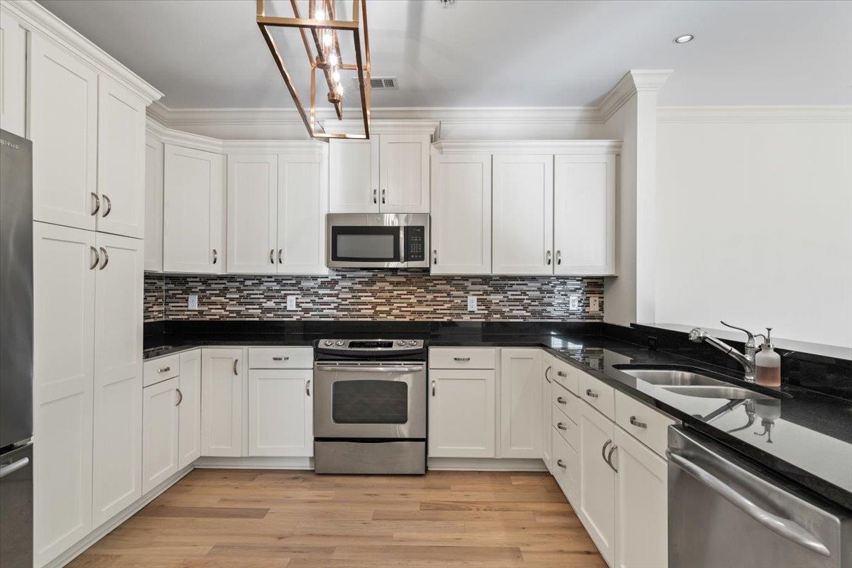 3520 CENTRAL AVE Unit: 404