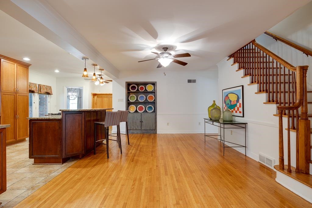 359 ROSELAND PL