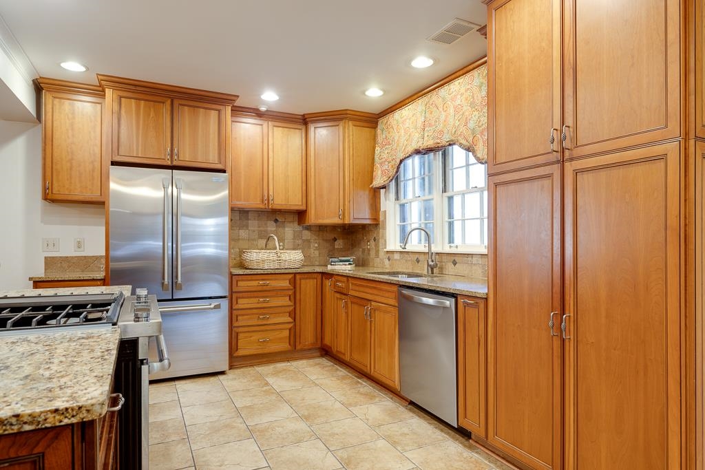 359 ROSELAND PL