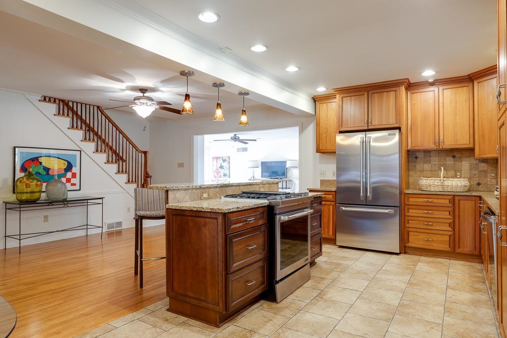 359 ROSELAND PL