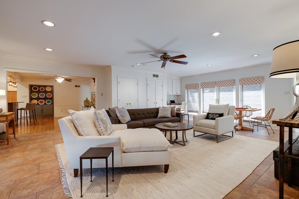 359 ROSELAND PL