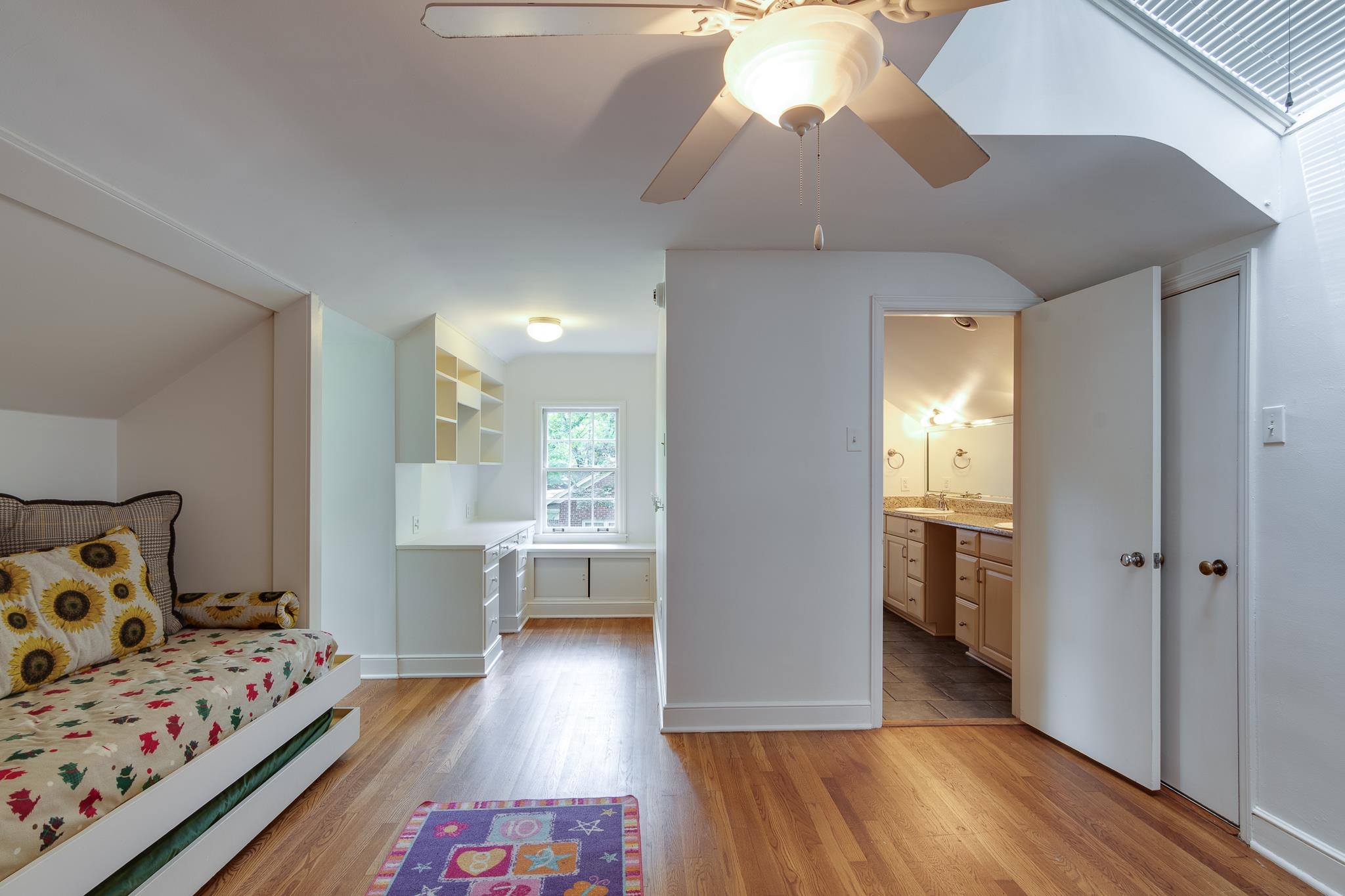 359 ROSELAND PL
