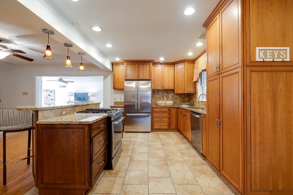359 ROSELAND PL