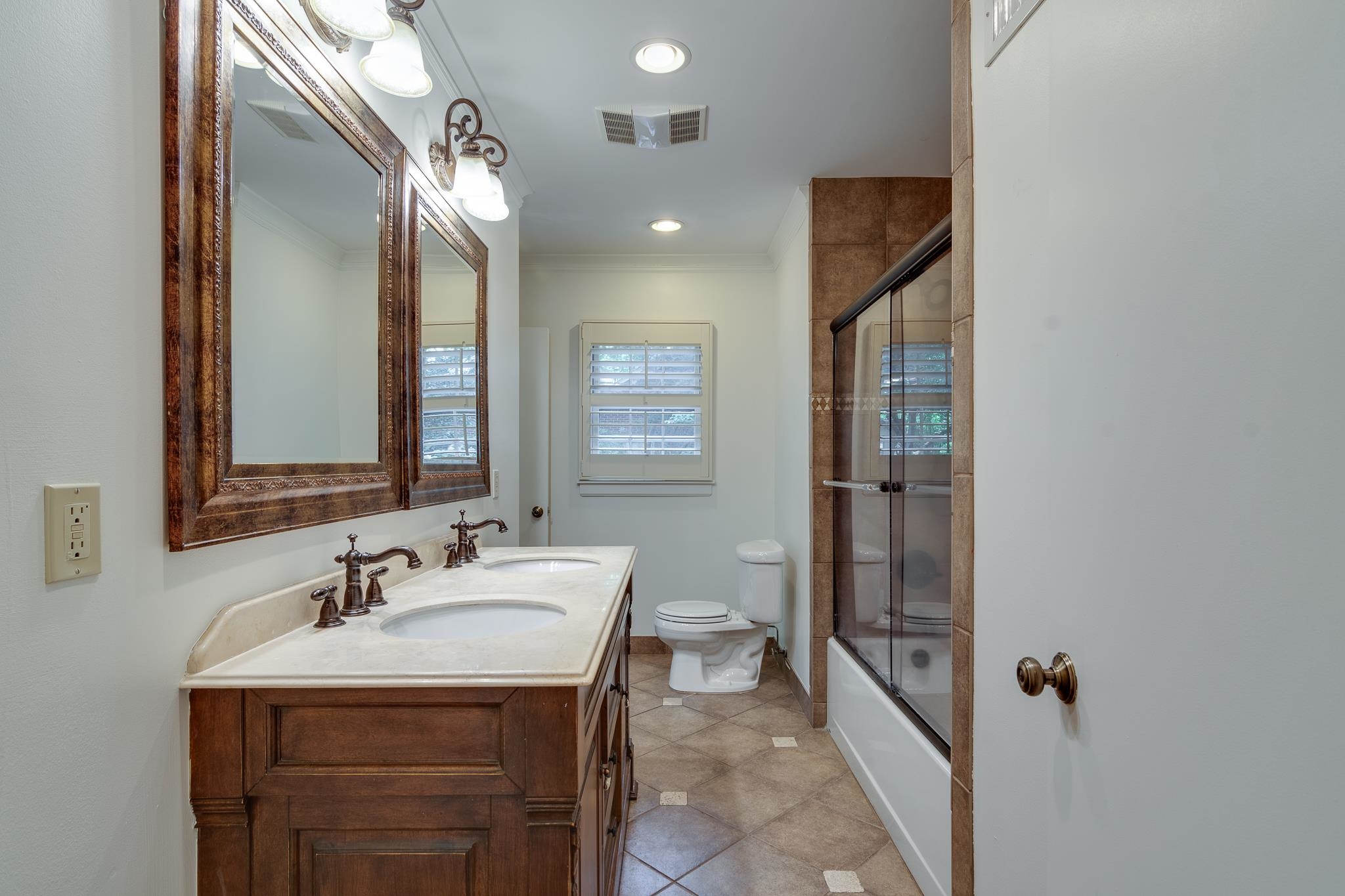 359 ROSELAND PL