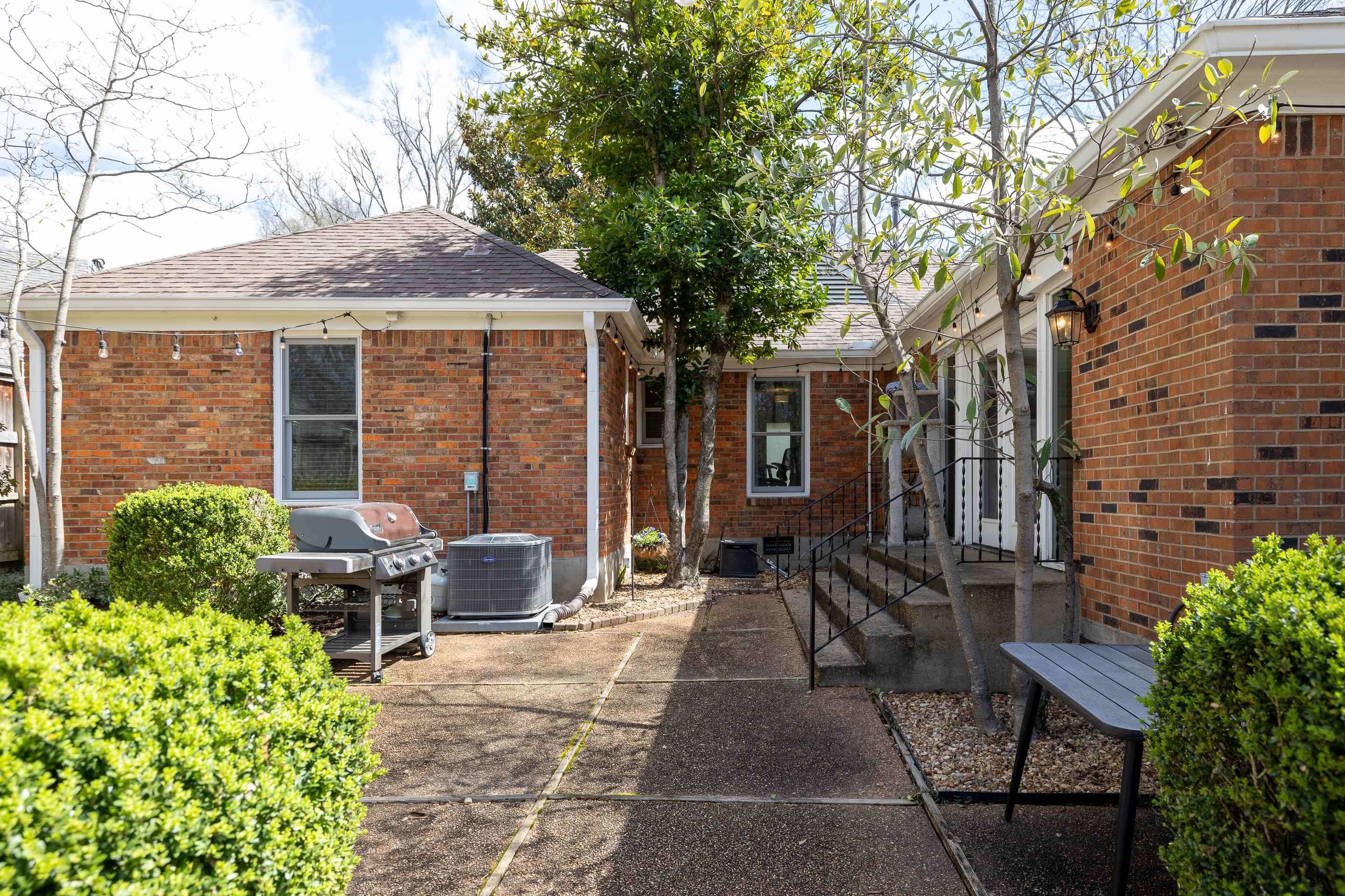 115 E CHARLOTTE CIR