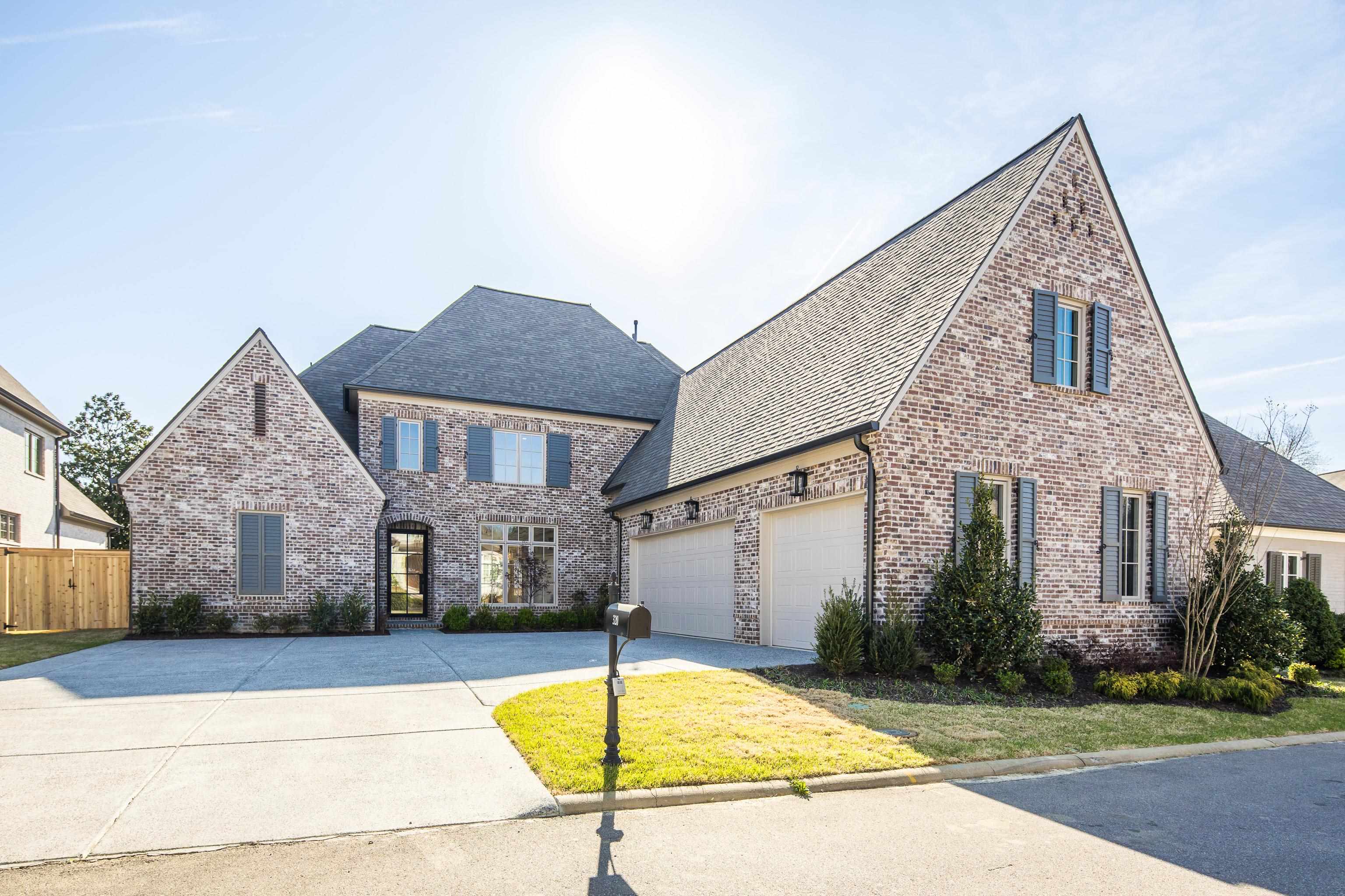 320 ANGELWOOD CIR E