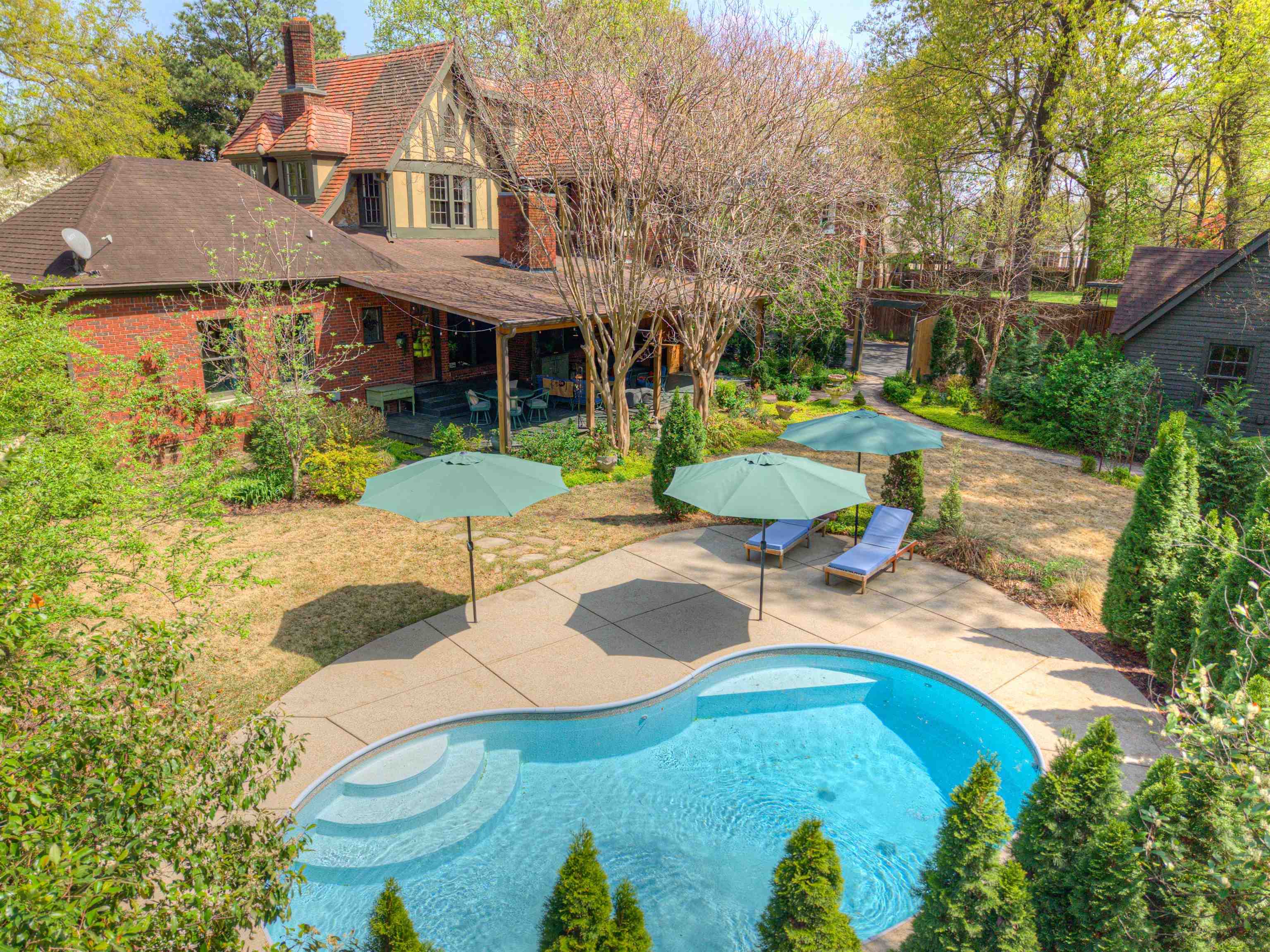 615 EAST DR