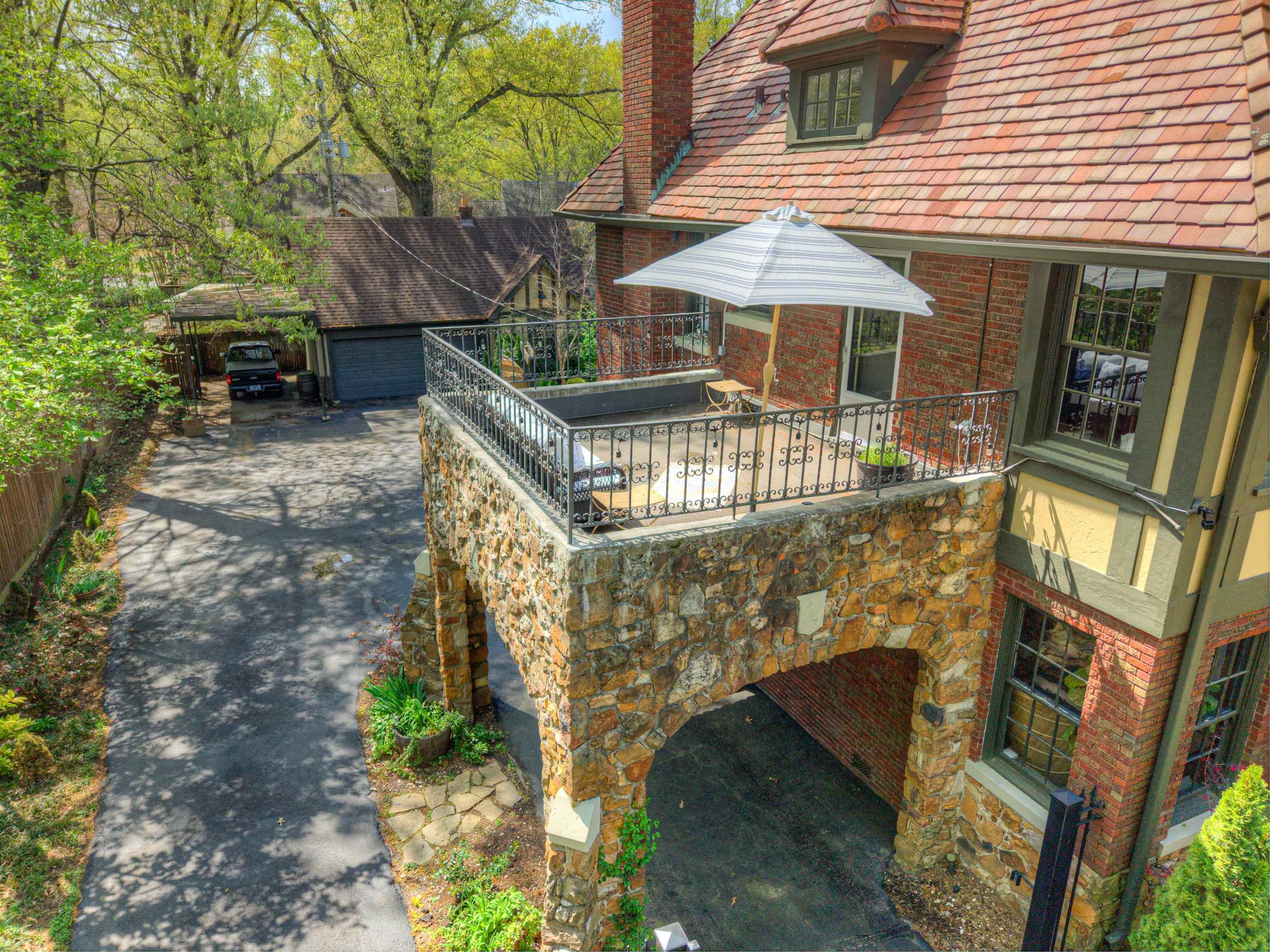 615 EAST DR