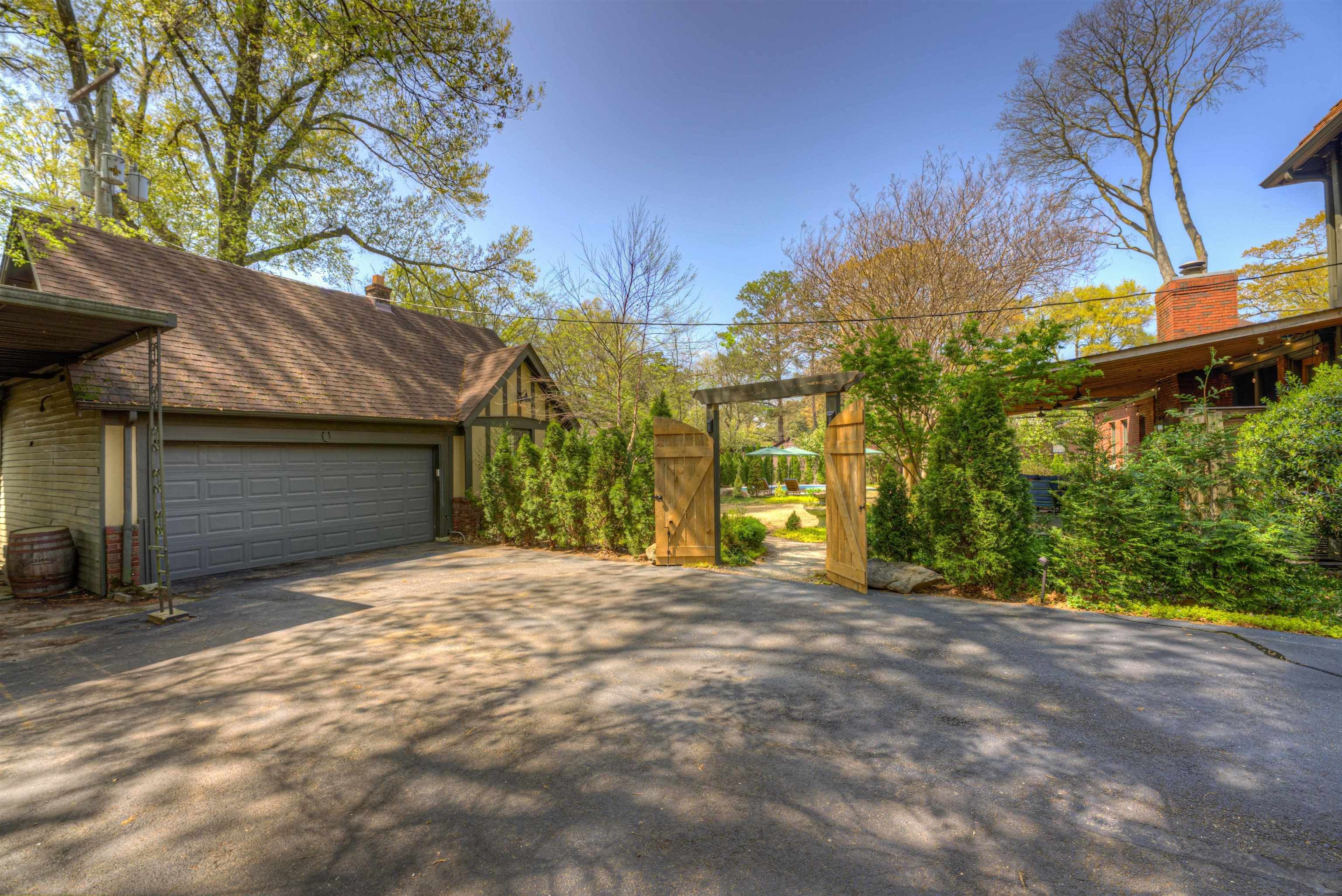 615 EAST DR