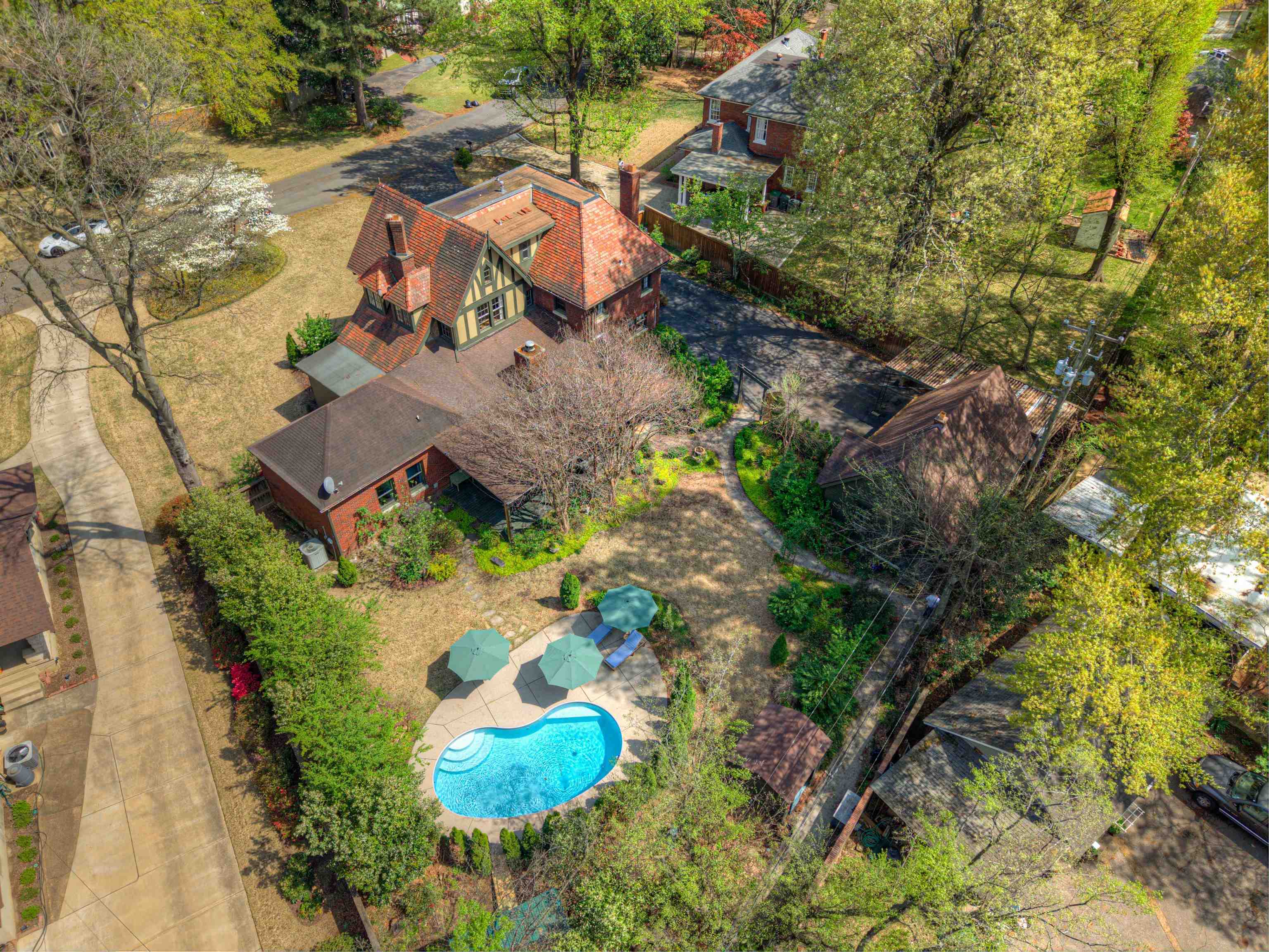 615 EAST DR