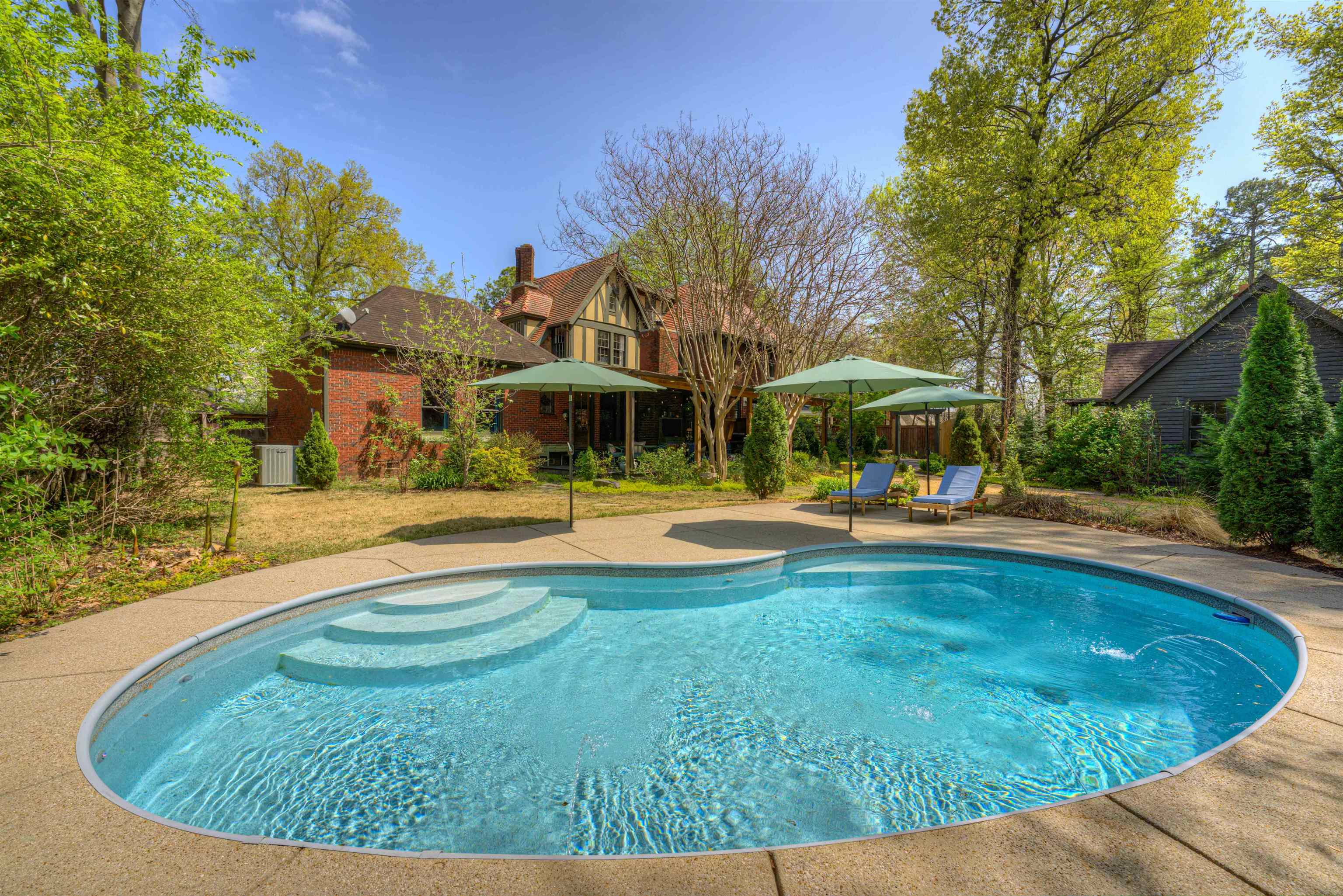 615 EAST DR